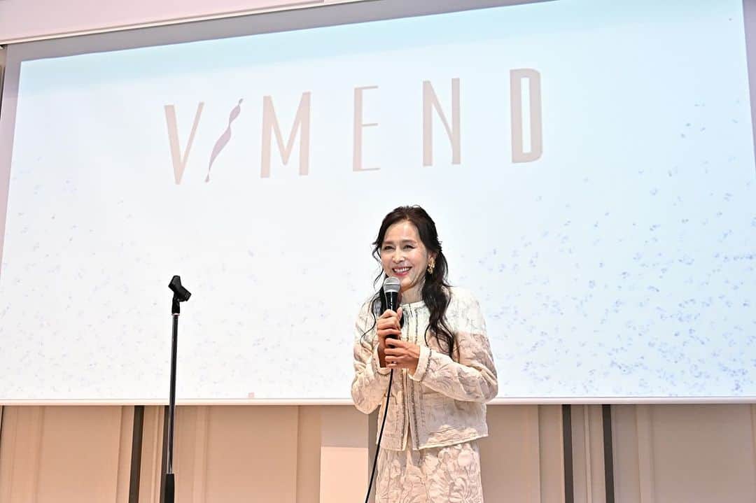 杉本彩のインスタグラム：「* * 私の舞台公演の都合により、エステサロン「ビメンド」の毎年12月に行なっている決起大会を、今年は11月初旬に行ないました。  普段お世話になっている関連会社の皆さまや、弊社の役員、本社の社員とサロンで頑張っているスタッフが集まり、その努力を労います。そして、施術者であるサロンスタッフの功労を讃え表彰をします。 会はいつもアットホームな雰囲気の中でお開きとなり、最後に記念撮影📸  お客様とのコミュニケーションや信頼関係を大切に、日々、技術の向上に努め、満足していただける施術を提供出来るよう、これからもスタッフ一同精進してまいります。  株式会社ビメンド 取締役社長　杉本彩  @vimend_shinyurigaoka  @vimend_fujimidai  @vimend_tunasima  @vimend_nakano  @vimend_futakotamagawa  @vimend_ayase  @vimend_nerima  @vimend_minamiurawa  @vimend_totsuka @vimend_shinyurigaoka  @vimend_shinjuku  @vimend_syakujii  @vimend_aobadai  @higashikawaguchi4243  @vimend.sumiyoshi  @vimend.musashikoyama  @vimend_morinomiya  @vimend_takenotsuka  @vimend_kamoi」