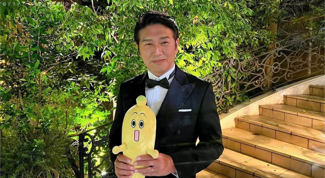 弁護士ソドムさんのインスタグラム写真 - (弁護士ソドムInstagram)「. タキシード姿の新海代表（#高橋克典 ）と ナナナで記念撮影🍌📸✨  凛子（#篠原涼子 ）の手腕を買って、 怜（#山崎育三郎 ）たちが所属するS&J法律事務所の パートナー弁護士にヘッドハンティングした新海代表...  新海代表の狙いとは...続きは是非TVerで📺✨ 配信は11月24日(金)20時まで‼️」11月18日 15時00分 - tx_dorama8