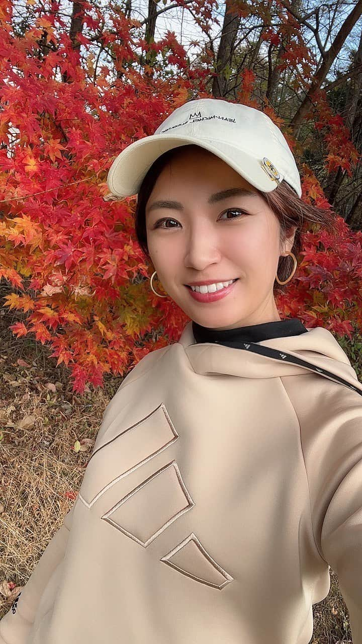 Alyssaのインスタグラム：「紅葉の時期が終わる前に、投稿🍁  この秋は気温差が激しいですね。 半袖でゴルフした日もありました😌 秋色だけど半袖でなかなか出番がないポロシャツ👕 着れて嬉しかった😂❤️  #instagolf #golstagram #골프스타그램　#ゴルフ #golf #골프연습 #골프 #ゴルフ女子 #女子ゴルフ」