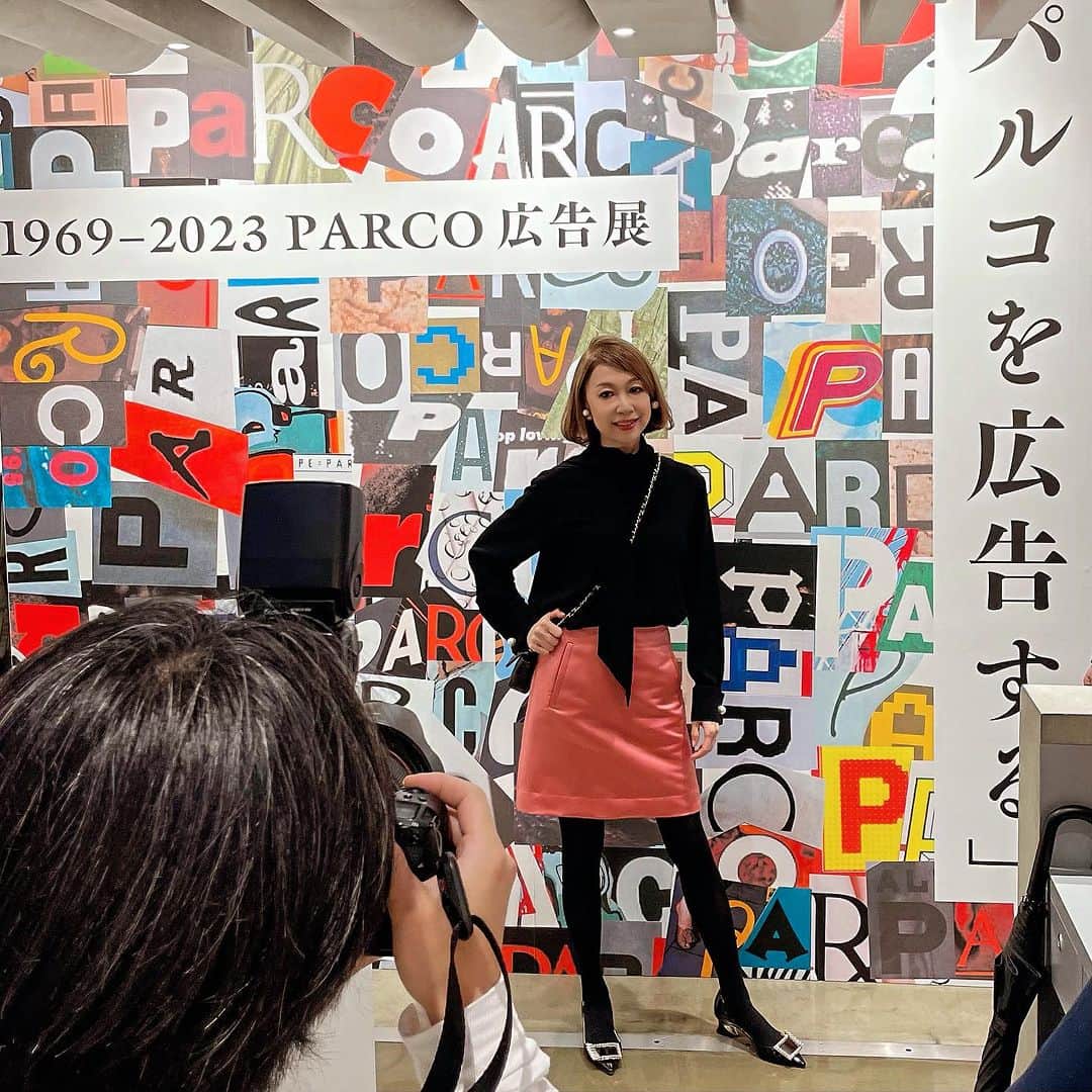 野宮真貴のインスタグラム：「. 渋谷PARCO50周年記念「パルコを広告する」1969 - 2023 PARCO 広告展 レセプションへ  あの有名なJBのポスターを撮った三浦健司さん、グルーヴィジョンズの伊藤弘さん、箭内道彦さんにも会えた♪  私は90年代のゲストキュレーターとして、哲学者で作家の千葉雅也さんと参加しています。渋谷系を多めに選んでみました😊  50年分のパルコの広告を一望できる展覧会です。 是非どうぞ！  11/17～12/4 📍PARCO MUSEUM TOKYO 🎫無料  詳しくはこちら▼ https://art.parco.jp/museumtokyo/detail/?id=1339  @parco_art   #渋谷パルコ#渋谷PARCO5周年記念#パルコを広告する#PARCO 広告展#三浦健司#伊藤弘#箭内道彦#千葉雅也#野宮真貴#missmakinomiya」