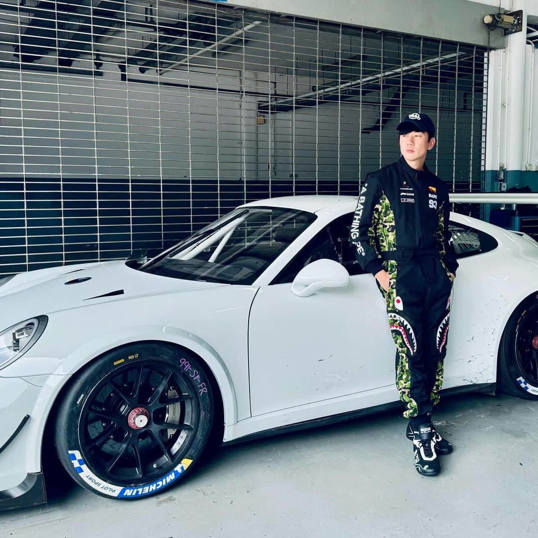 林俊傑のインスタグラム：「When you make a decision to own a track-only race car, that’s when you know  you’re dead serious about the sport.   Thanks @yuey_tan for setting this up!  認真起來不是開玩笑的！擁有了自己的賽車，只能好好訓練了！  #gt3cup #trackday」