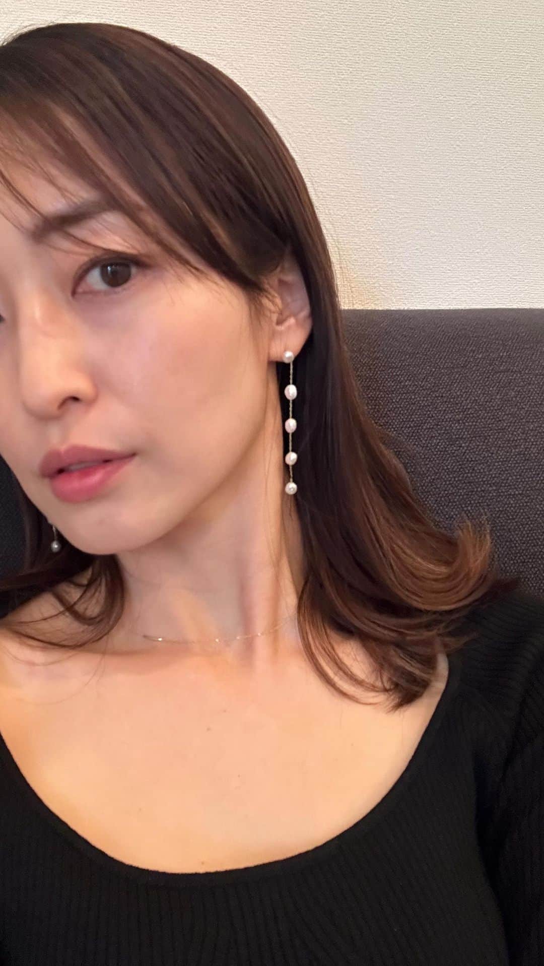 上野なつひのインスタグラム：「ノーメイクからのメイクしてみた💋 2.3日だけ残します🤍 初のメイクライブ、反省点ばかり🤣  まずヒートテック見えてる… 唇カサカサ… スプレーかけた時の恐怖顔がヒドイw  色々酷くて恥ずかしい🤣けど楽しかったからまぁいいか❣️笑」