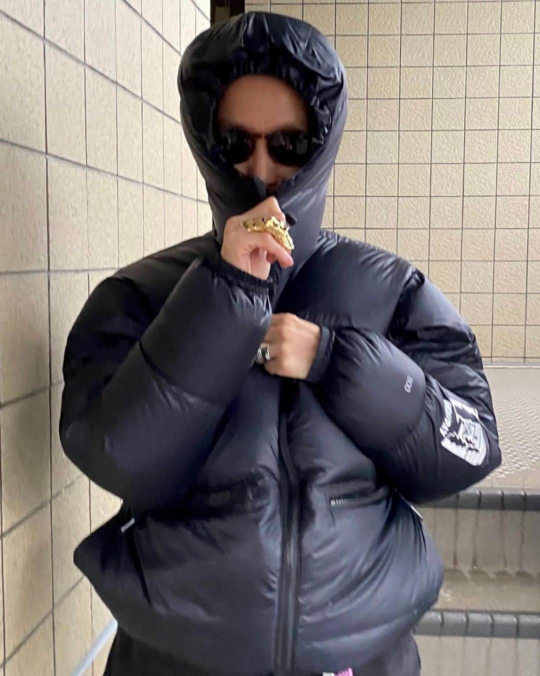 ホリデイのインスタグラム：「今年の推しアウターPACKABLE DOWN JACKET(GOOD EVENING)。念願の初おろしです。軽量、ダウンふかふか800fill、ポケットいっぱい、リフレクタープリントあり、パッカブル収納可能！言う事なしの自信作です。今くらいの寒さの時、中はロンＴもしくは半袖Ｔ１枚でちょうど良しです。私の冬支度はもう完璧です☺︎ NORIKO  Height: 162cm Outer: ONESIZE @norikokikuchi  #HOLIDAY_PR #HOLIDAY2023fw」