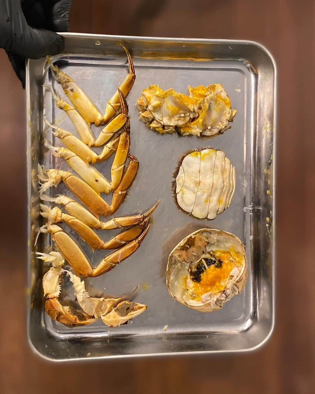 庄司夏子さんのインスタグラム写真 - (庄司夏子Instagram)「Did you know that dead crabs release toxins, so eating crabs that have not been checked to make sure they are alive before steaming can put you at risk for food poisoning?  There are also four other parts of the crab that should not be eaten, In Chinese, they are called "xiè cháng", "xiè sāi", "xiè xīn", and "xiè wèi".meaning  Intestines, gills, heart, stomach. Also,Steamed crab is served quickly after finishing steam., as the flavor is lost if Crabs that have been cooked for a long hours. We ete visited Chinese restaurants to learn about exactly Shanghai crab.very important thing to get knowledge of ingredients whic might be have any  toxins.  Crab is considered a cold side ingredients (It says that eating it cools you down.)and when eating cold side ingredients , it is necessary to eat its opposite, hot side ingredients which is why it is often served with ginger.  Also, Crabs have a parasite called lung sucking worms. As the name suggests, this lung sucking worm is a parasite that, when it infects humans, penetrates the intestinal tract and reaches the lungs. It is a terrible parasite that can invade not only the lungs but also the brain. Therefore, it is very important to understand the risks of eating raw crab.」11月18日 15時18分 - natsuko.ete