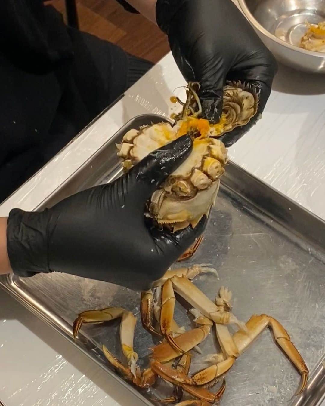 庄司夏子さんのインスタグラム写真 - (庄司夏子Instagram)「Did you know that dead crabs release toxins, so eating crabs that have not been checked to make sure they are alive before steaming can put you at risk for food poisoning?  There are also four other parts of the crab that should not be eaten, In Chinese, they are called "xiè cháng", "xiè sāi", "xiè xīn", and "xiè wèi".meaning  Intestines, gills, heart, stomach. Also,Steamed crab is served quickly after finishing steam., as the flavor is lost if Crabs that have been cooked for a long hours. We ete visited Chinese restaurants to learn about exactly Shanghai crab.very important thing to get knowledge of ingredients whic might be have any  toxins.  Crab is considered a cold side ingredients (It says that eating it cools you down.)and when eating cold side ingredients , it is necessary to eat its opposite, hot side ingredients which is why it is often served with ginger.  Also, Crabs have a parasite called lung sucking worms. As the name suggests, this lung sucking worm is a parasite that, when it infects humans, penetrates the intestinal tract and reaches the lungs. It is a terrible parasite that can invade not only the lungs but also the brain. Therefore, it is very important to understand the risks of eating raw crab.」11月18日 15時18分 - natsuko.ete