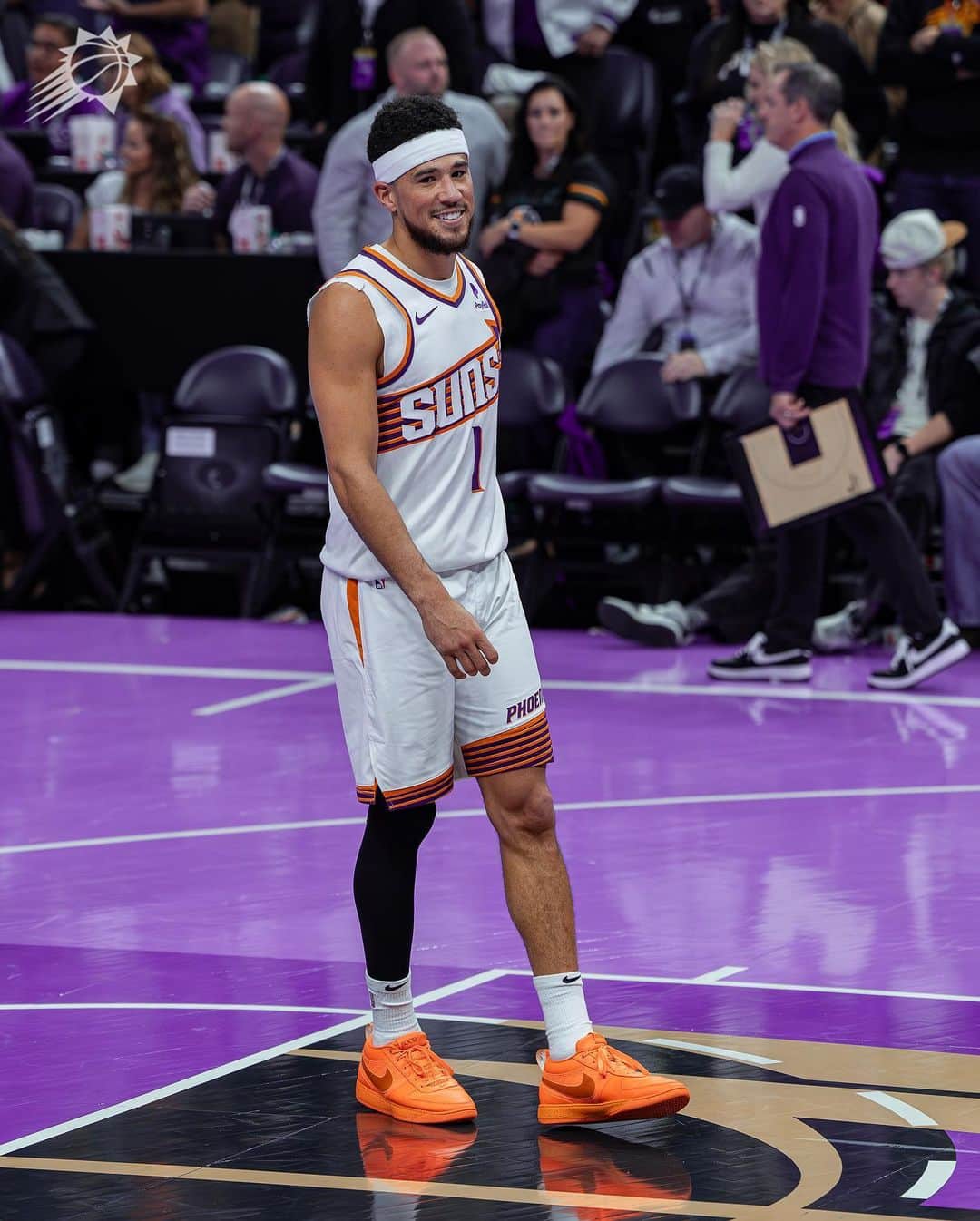 フェニックス・サンズのインスタグラム：「Devin Booker tonight 🔥  ☄️ 24 PTS ☄️ 15 AST (Career High) ☄️ 4 REB ☄️ 1 WIN」