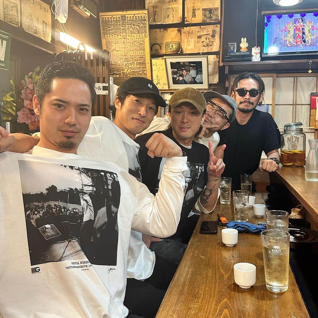 西寺郷太のインスタグラム：「一昨日、自宅スタジオの機材 @presonus central station の調子が悪く、曲作りに支障をきたすのでいつもの斎藤さん @tatsuyasaitoh にメンテナンスに来てもらった。代わりの機材を持ってきてもらい、一通りセッティングし終わったあと、久しぶりだから軽く飲みに行きますか？と何軒かアイディア出した中からよく行く居酒屋にしようと店に入ったら、この前ライブを @shibuya_club_quattro に観に行ったばかりの @fino_hayadrums @fivenewold FIVE NEW OLD ドラム・ハヤトがジムでのトレーニング後に彼の「筋肉仲間」のコッキンと呑んでいてびっくり。  東京に何軒居酒屋、飲み屋があるのかわからないが、中津川のケータリングでヒロシに「プリンス論」読みました！と声をかけられ、史料展に来てくれて、この前初めて僕もライブを観に行ってハヤトと楽屋で写真撮ってという流れですぐに会えたのでほんとタイミングが凄い。  隣の席で一緒に呑んでる間に聞いたら地元が加古川！！ウチのお寺（弟・阿楠が継ぐ予定の）、寿願寺から一番近くにある加古川南高出身と聞いて腰抜かしそうに。縁がある〜。  その後、ハヤトとコッキン（塩顔の男前・初対面）が筋肉マニアトレーニングフリークということでこの前、郷太史料展にも来てくれたパーソナル・トレーナー @ryoma.pt757 鈴木涼真君も誘い、斎藤さんと別れて２軒目は @hiroshi430 ヒロシ君の店、三軒茶屋の小桜へ。ヒロシ君が買ってくれた跳ね上げ式メガネGOTOWN CYBORG（サングラス）を持参。  現在受注されたモデルは @mr_casanova_eyewear が生産してくれてるのであと少しお待ちを！ オシャレなヒロシ君が買ってくれたのは自信になったし、実際めちゃくちゃ似合ってた！  20代ふたりのマッスルマン、30代のマッスルドラマーと色んな話が出来て、40代最後の自他とも認めるパーティーマンは楽しくて。  にしても、FIVE NEW OLD とは縁があるなー。こういうタイミングってあるよね。」