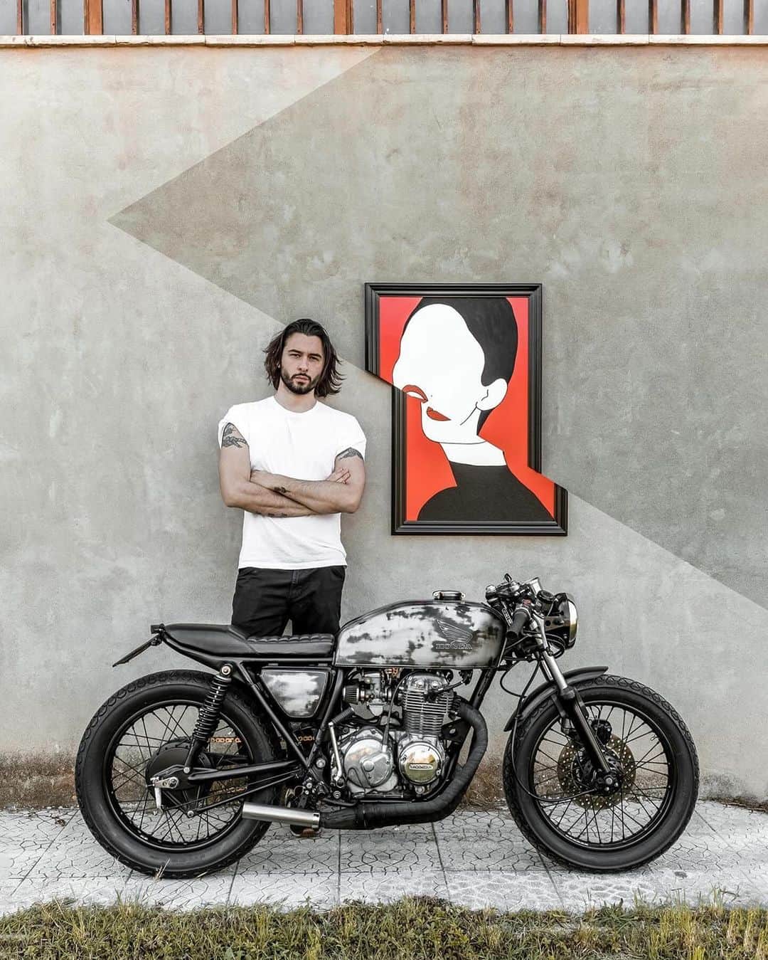 epidemic_motorsのインスタグラム：「@mat_giova and his bike and his art  - “DIVELTA” - 80x98cm  Mix paints on wood pannel -SOLD-」