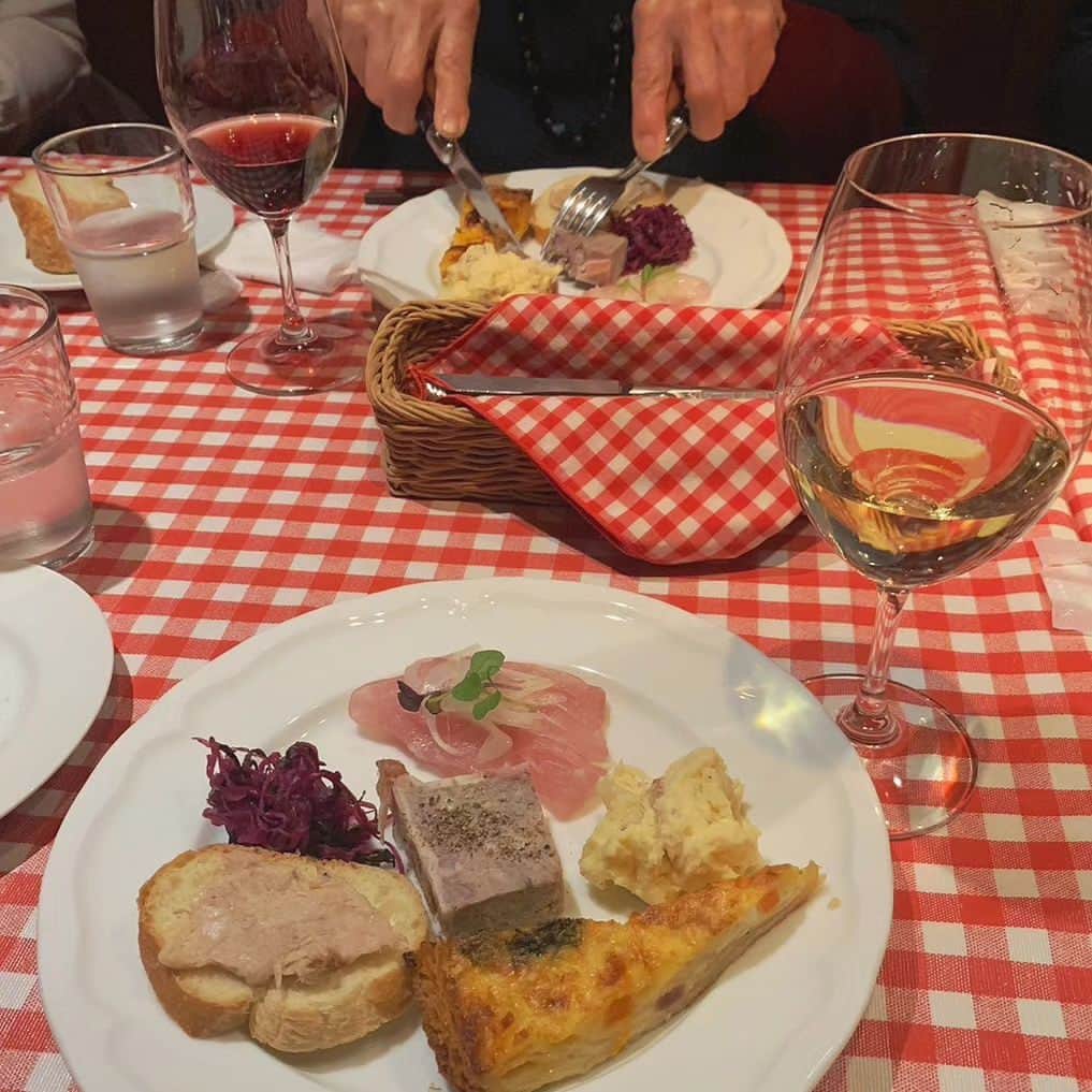 早川真生のインスタグラム：「ばぁちゃんの誕生日会🎂 恒例のママとおば達と従姉妹とお祝いした👐✨  コースのボリュームがすごくてデザート食べられない~って言ってたのにばあちゃんちで団子食べてた🍡笑  3枚目のスープが今まで飲んだスープ史上最強に美味でした🥺   #健康第一に長生きしてね  #Happybirthday」