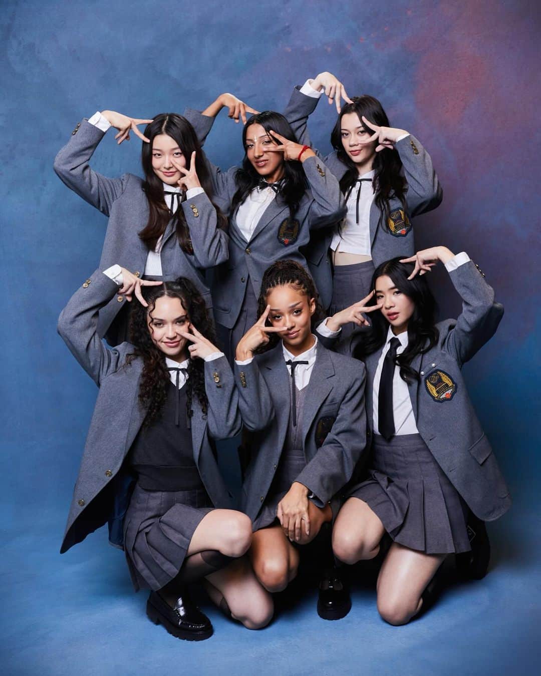 ネットフリックスのインスタグラム：「what do you get when HYBE and @geffenrecords join forces? spoiler: your new favorite girl group 🎤🎀   meet KATSEYE and watch their story from the very start in summer 2024」