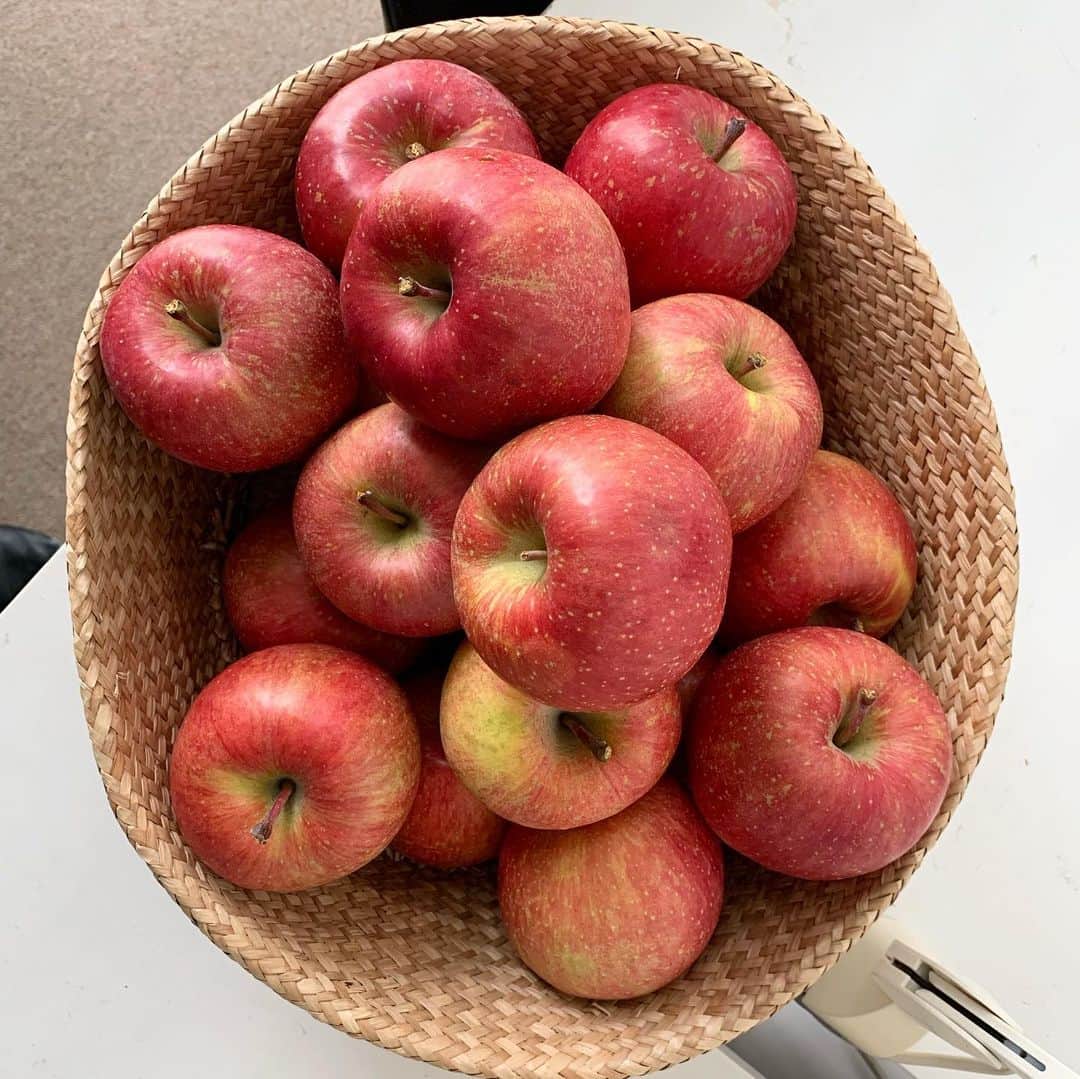 大橋歩さんのインスタグラム写真 - (大橋歩Instagram)「去年の今頃のこと。毎年たくさんりんごを送ってもらっていた従兄弟のお嫁さんの秋田のお母さんが亡くなられお家を終まわれたという電話をもらった。今年は毎年くださっているりんごの木オーナーになられてる方から頂いたのが残り少なくなってきて産地直送のを調べて送ってもらおうと思ってたら、ちょっと縁があり知り合いになったhibi.tsukidsuki.さんのインスタニュースにおいしそうなりんごが出ていて思わず検索😄。シナノスィートの1番小さい箱のを注文。その日になーんと従兄弟からいつものりんごが届いたのです！きっと長年毎年だったから何かの手違い？お礼の電話をすれどずーっと繋がらず😞。でもたくさんのりんごに🥰。今朝注文していたシナノスィートが届きました。うれしいダブり。(左から届いた順番。カゴのは従兄弟からので箱入りは取り寄せのです)」11月18日 15時37分 - ayumi8713