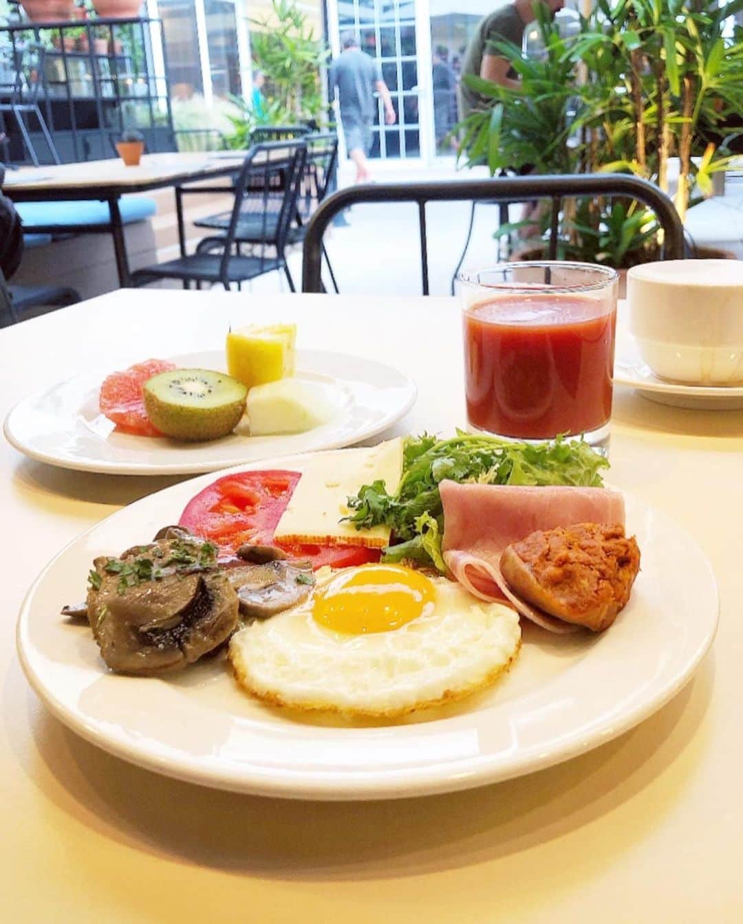 榊山敬代のインスタグラム：「☀️🍴🥗🍳… ・ バルセロナでの朝食は どれもこれも美味しく て特にオムレツはチー ズやマッシュルームな ど具材を注文してから 目の前で焼いてくれる のですが日本のオムレ ツと違うのはクレープ のような焼き方でした  画像撮り忘れましたが 目玉焼きも美味しくて リピートしました一品  やはりバルセロナでも 隣の家族はオリジナル サンドイッチを楽しま れていてフムフムと意 外な組み合わせを観察  ということでわたしも 月見バーガーのように 目玉焼きとチーズをコ ラボしてみましたがフ ワトロ美味しかったナ  最終日は店内のテラス で朝食をいただいてみ ましたが最近テラスが マイブームなのでバル　 セロナのテラスも観察  色々工夫されているテラスでした  また今回のホテルは モダンな雰囲気にて ホテルの方の服装も Ｔシャツスタイルで カジュアルな身なり  途中バルセロナに住んで いる日本人のガイドさん とお話しできる機会があ りましてロビーで乾杯を したのですが個人的にニ ュースに上がらないよう なマニアックな情報収集 が好きなのでその方に海 外ではどのように情報が 報道されているとか真実 はいかにと大変興味深く  この日は気になる情報交換が できるなど大変貴重な時間を 共有させていただくのでした  これからの時代は やはり情報もご縁 として流れてくる 情報よりも自ら調 べてゆく大切さも  実感する機会となりました  最後の画像はLINEスタンプの 話しになりまして現地の方に はどのようなニュアンスで見 れるのかLINEスタンプを見せ てくださいましたひとコマです  このひとコマも旅の想い出に なりまして貴重な機会でした  ただただ感謝🙏  #朝食 #breakfast #旅ごはん #ワイン #wine #目玉焼き #egg #breakfast  #スペイン #Spain #バルセロナ #Barcelona #海外旅行 #旅行 #旅 #芸術  #アート #ART #travel #人生思い出づくり #毎日がスペシャル  #旅スタグラム #たびすたぐらむ　  #lineスタンプ」