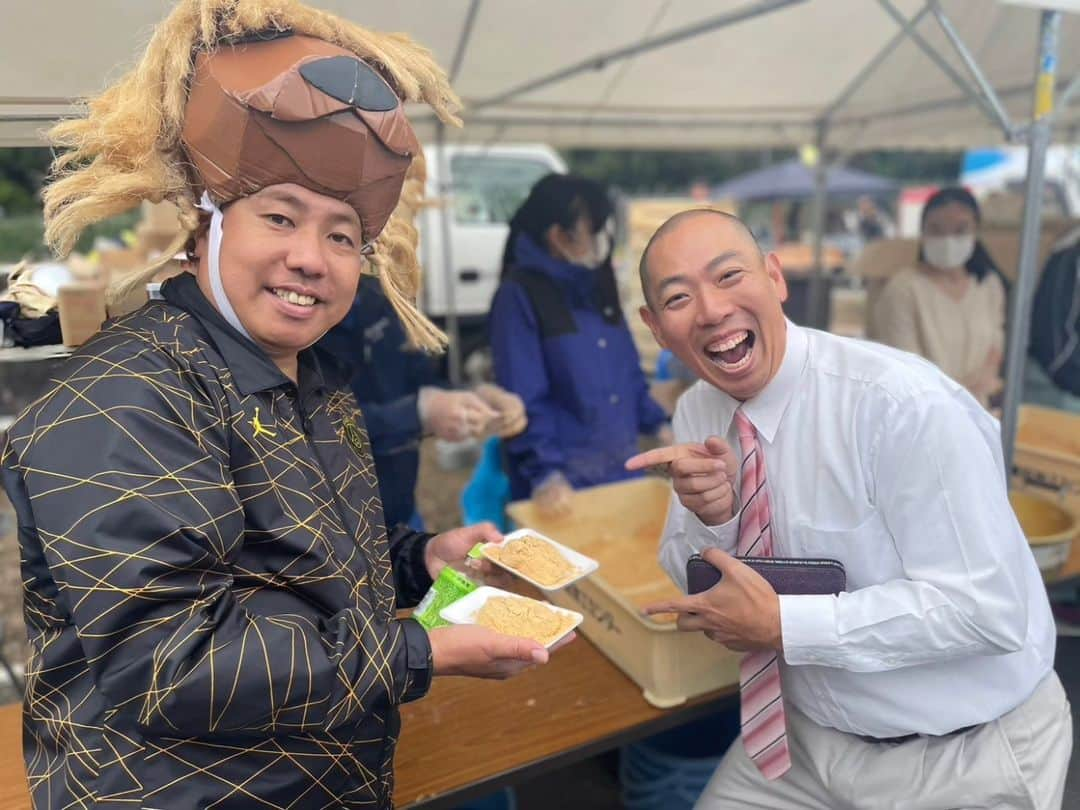 松本康太さんのインスタグラム写真 - (松本康太Instagram)「『成田市産業まつり』  今日は千葉県住みます芸人のもぐもぐピーナッツと大西ライオンちゃんと一緒に成田市産業まつりに参加させていただきました(^o^)v　  寒い中たくさん集まっていただき感謝です！　お餅やブリのあら汁がとても美味しかったです(^-^)　  #千葉県#成田市#成田市産業まつり#もぐもぐピーナッツ#大西ライオン#レギュラー#あるある探検隊#うなりくん」11月18日 15時45分 - aruarutankentai.matsumoto