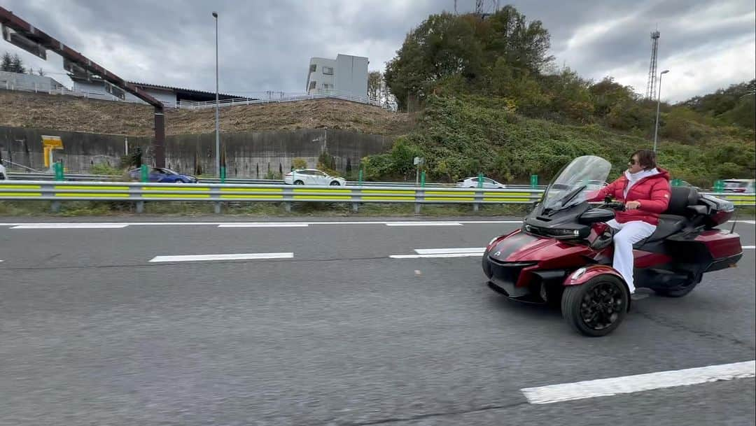 新庄剛志のインスタグラム：「3輪バイク買って富士山の麓までドライブがてらワンチャン達と温泉に♨️行きやした‼️  このバイクは車の免許を持ってたら運転出来るので、かなりおすすめな乗り物👍　僕は風が大好きなのでヘルメットをかぶらずに、綺麗な景色を見ながら音楽をかけ安全運転で最高の気分で楽しめるばい👍👍‼️」