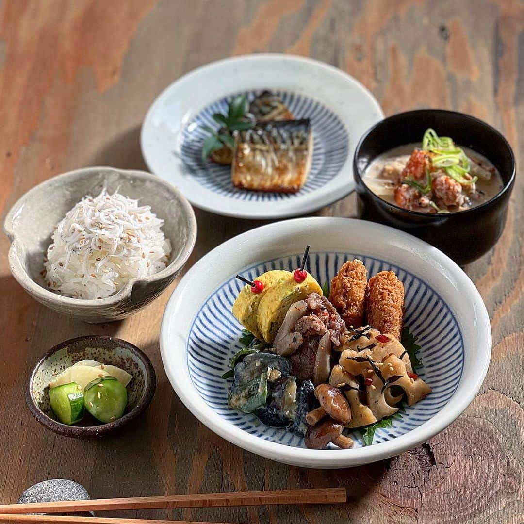 はらぺこのインスタグラム：「今日のお昼ごはん🍚  ♪焼き鯖 ♪ひじきと蓮根のきんぴら ♪椎茸のたいたん ♪茄子とピーマンの味噌炒め ♪牛ごぼうのしぐれ煮 ♪しらすとネギのたまご焼き ♪メンチカツ ♪焼き鯖 ♪粕汁 ♪しらすごはん ♪お漬物  寒い🥶寒い🥶寒い🥶 これだけ寒いと今日はお散歩なしやな🤭🐾🐾  #お昼ごはん #常備菜 #おばんざい #野菜 #食育 #フーディーテーブル #おうちごはん #おうちごはんlover #おうちカフェ #朝時間 #器  #うつわ #砥部焼 #中田窯 #山粋 #砥部工房からくさ #山本直毅 #やちむん #しらす #クロワッサン大人のうつわ部 #うつわ好きと繋がりたい  #豆皿 #粕汁  #焼き鯖 #日々の暮らし #丁寧な暮らし #ワンプレート #料理 #家庭料理 #和食」