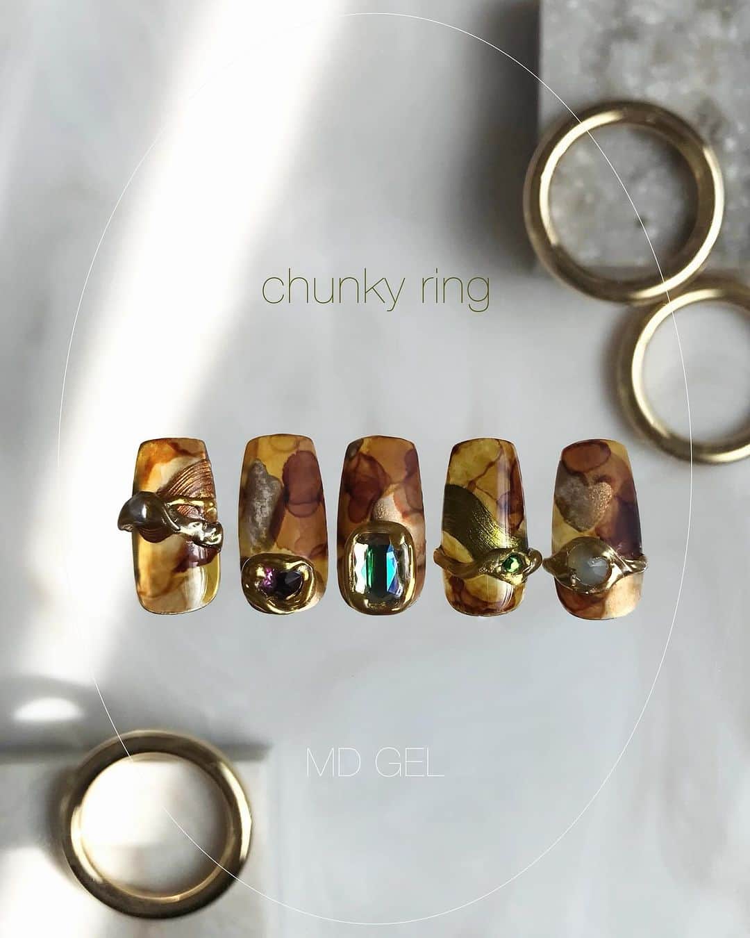 ryo kitamuraのインスタグラム：「“ chunky ring ”  NAIL EXPO 2023 - @md_gel ステージ 💍11月20日 14:45-15:30  ジェルカラーと一緒のカラー展開の新色と金麦ちゃんプロデュースのジェルを使ったスワロフスキーやパールが埋まった指輪”チャンキーリング”と”インクニュアンス”のデモをします🐻  とりあえず、かわいい！可愛い！kawaii!の連発なのでみんなぜひ見にきて下さいね😘  #インクネイル#リングネイル#チャンキーリング #inknails#chunkyrings」