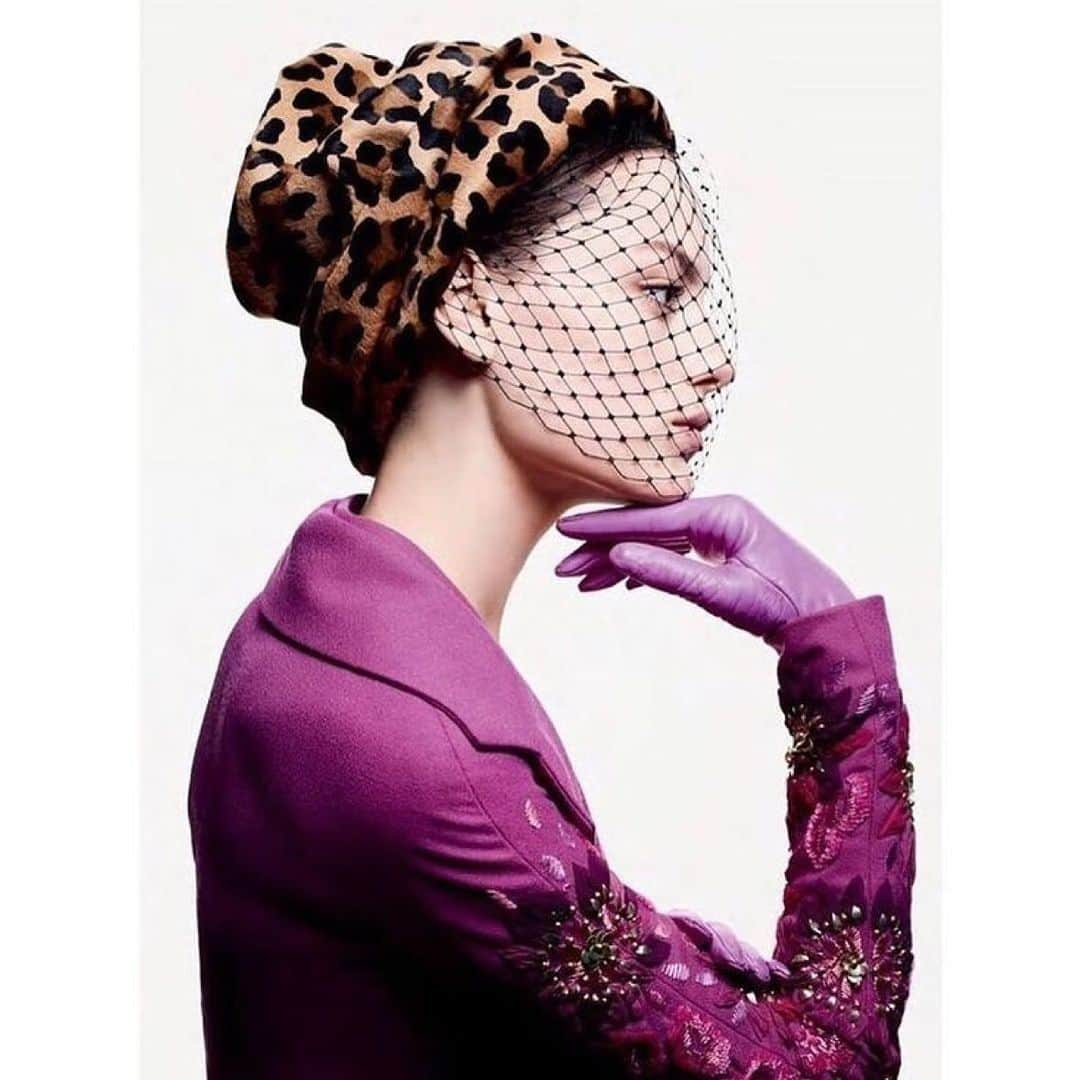 スティーブンジョーンズのインスタグラム：「Repost from @_atours_ • Bon samedi à tous…. Christian Dior par Stephen Jones 2009 #hat #chapeau #stephenjones #christiandior #vintagehat #leopard #vintageparis #atours @dior」