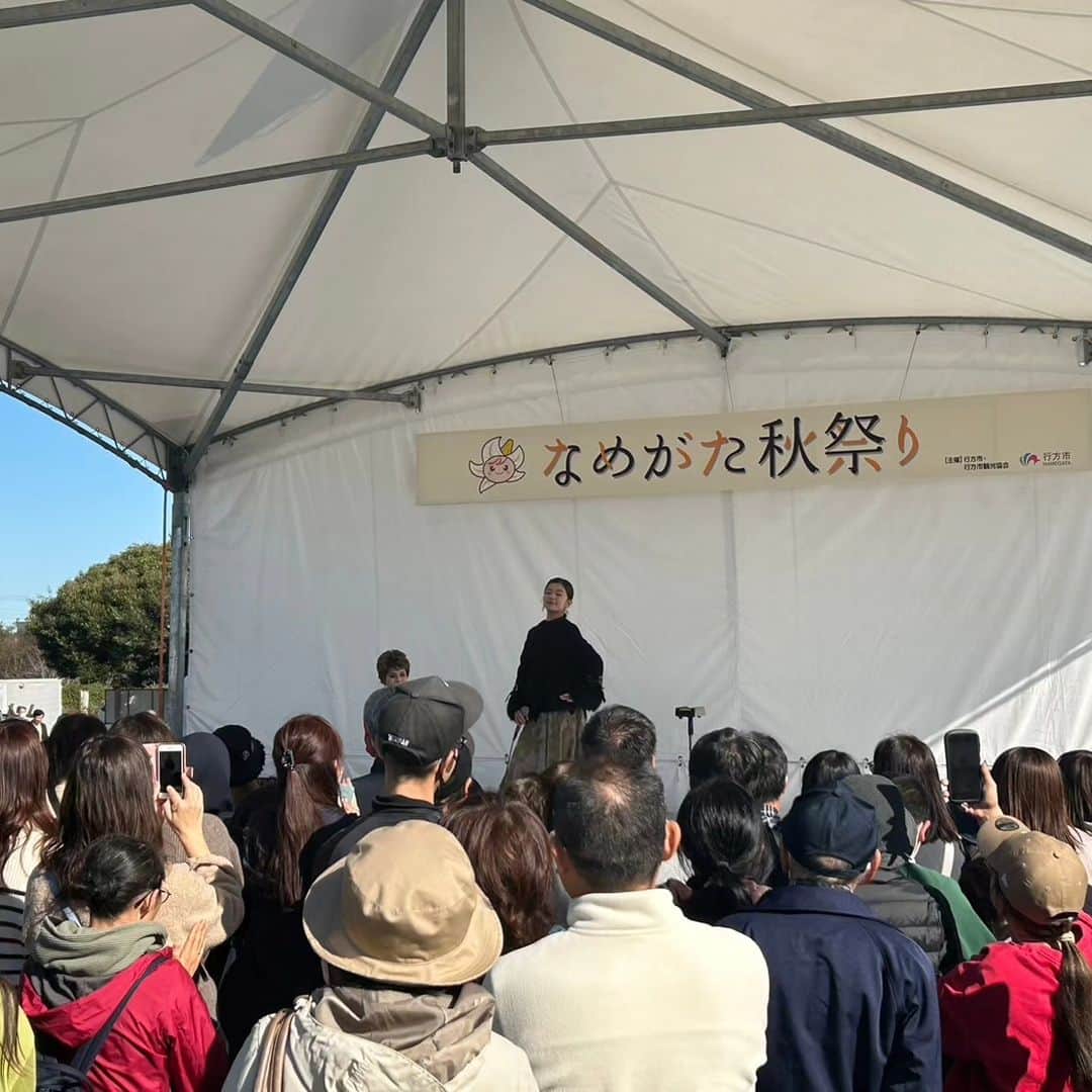 加藤万里奈さんのインスタグラム写真 - (加藤万里奈Instagram)「【なめがた秋祭り】にて出演させていただきました！  皆様有り難う御座いました！  同級生の高須君から素敵な花束まで。  久々会えて嬉しかったです。ありがと！」11月18日 15時56分 - _marinakato_