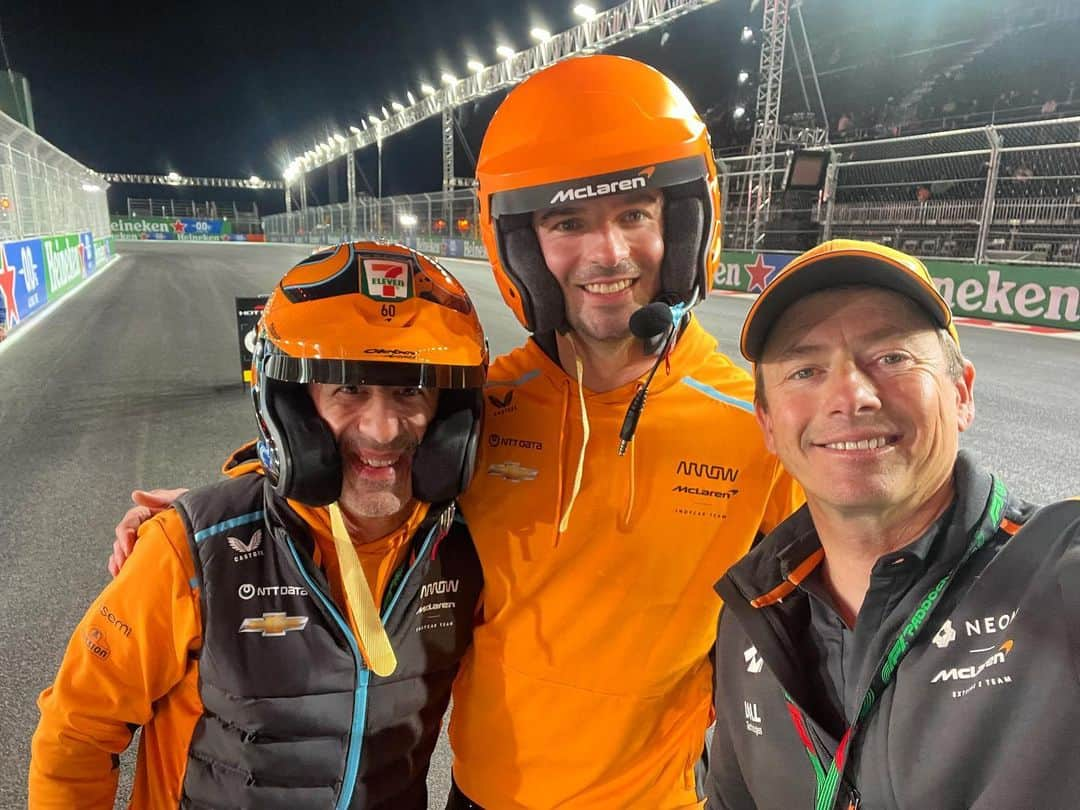 タナー・フォウストのインスタグラム：「@mclaren hot lap crew for the night. 🤙🤙 @tkanaan @alexanderrossi」