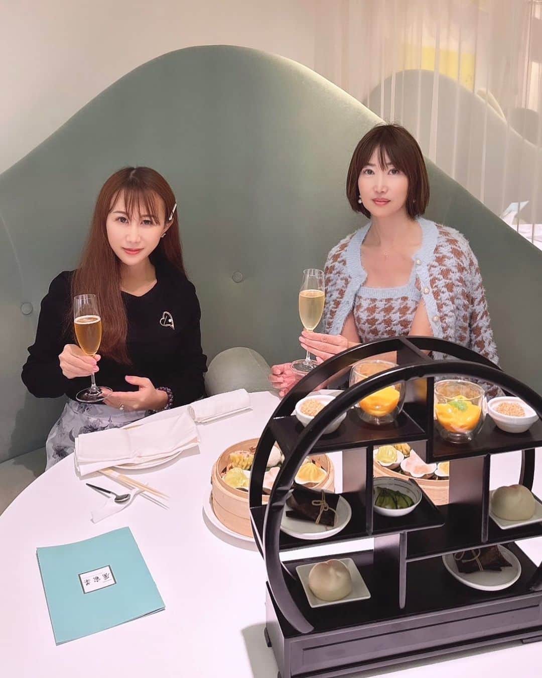 渋谷恭子のインスタグラム：「チャイニーズアフターヌーンティー🫖  REIKASAI GINZA @reikasai_ginza177 で 食品添加物を一切用いない中国清朝の宮廷料理のアフターヌーンティーをオリジナル健康茶と一緒に頂きました😊  いつも可愛い @riekoishi07 ちゃんが探してくれたお店 翡翠色のソファが印象的な半個室のようなテーブル席で 素敵な時間を過ごすことができたよ💕  #銀座 #銀座一丁目 #銀座グルメ #銀座ランチ #飲茶 #スパークリングワイン #アフターヌーンティー #乾杯 #ランチ #飲茶ランチ #アラフォー #アラフィフ #アラフィフコーデ #アラフィフライフ #厲家菜 #厲家菜銀座 #ママランチ #ginza」