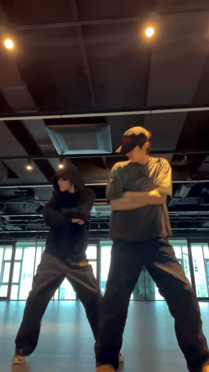 RIIZEのインスタグラム：「reels dance moment  #RIIZE #라이즈 #EUNSEOK #은석 #SUNGCHAN #성찬 #RISEandREALIZE」