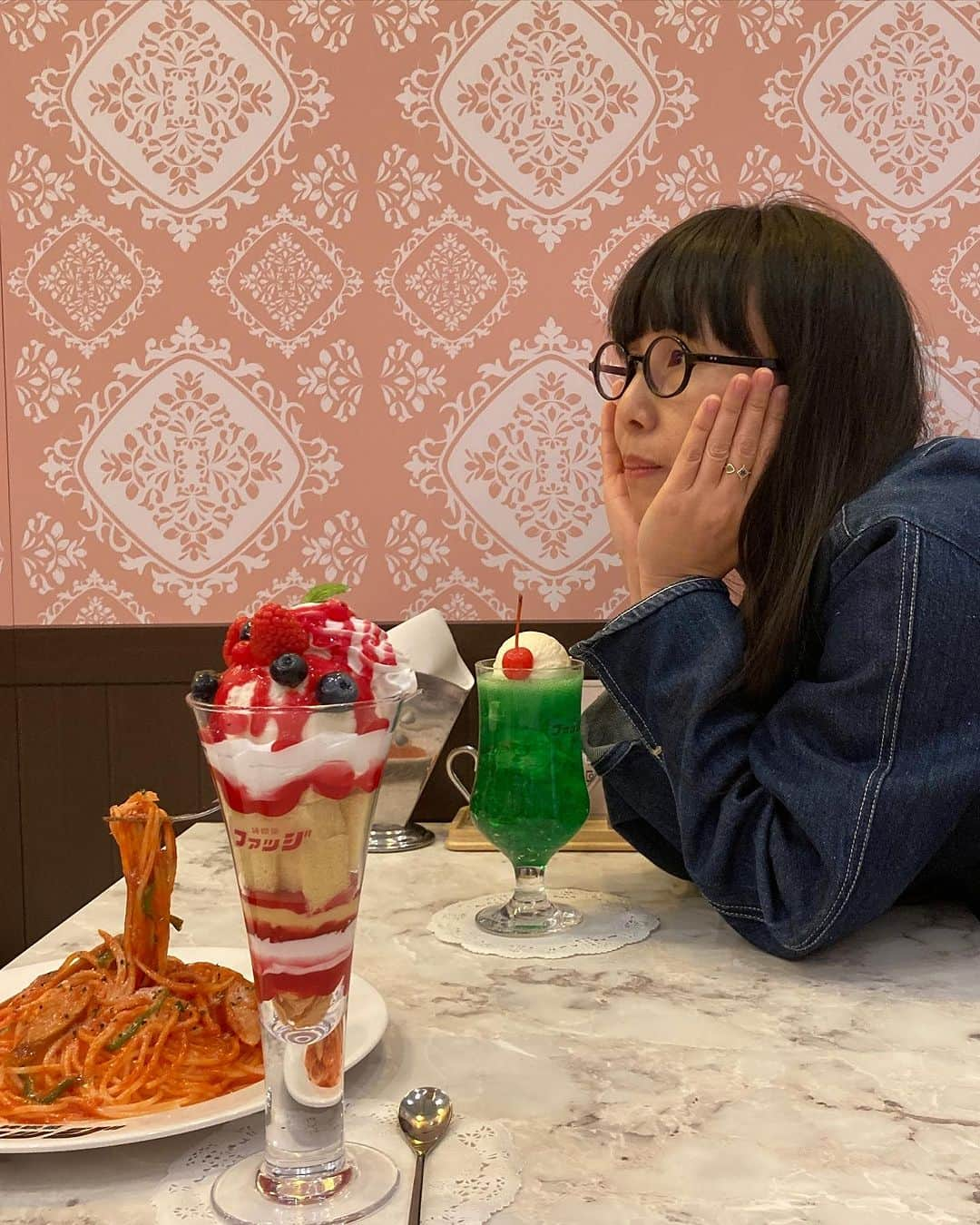 土井コマキのインスタグラム：「純喫茶ファッジ in PARCO🍨 「可愛い」しか言葉が出てこない♡可愛い可愛いとぶつぶつ言い続け、とても素敵なアクセサリー作家さんと出会えて、ほんと幸せ♡挙げ句、FUDGEのインスタライブにチラリ出てしまいました。 ほんと可愛いから行ったほうがいいよ♡ 🌽隣でやってる、どさんこPARCOも良い匂いしてて気になるどう。 #FUDGE #純喫茶ファッジ  #純喫茶 #parcochaosjam」