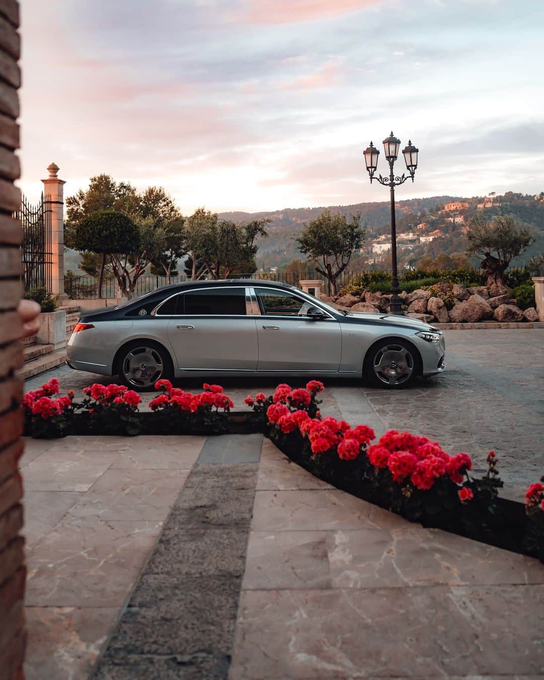 メルセデス・ベンツさんのインスタグラム写真 - (メルセデス・ベンツInstagram)「Setting the standard for automotive excellence.   📷 @dscvr.twins for #MBcreator   #MercedesBenz #MercedesMaybach  [Mercedes-Maybach S 680 | WLTP: Kraftstoffverbrauch kombiniert: 14,2‒13,2 l/100 km | CO₂-Emissionen kombiniert: 322‒300 g/km | mb4.me/DAT-Leitfaden]」11月18日 16時00分 - mercedesbenz