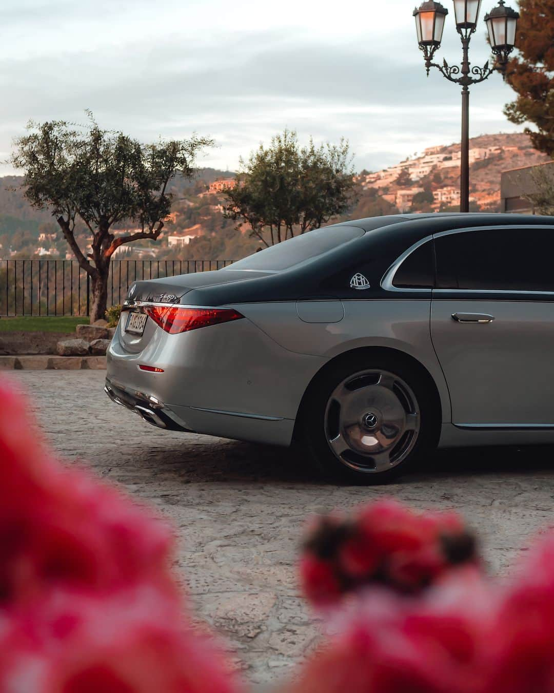 メルセデス・ベンツさんのインスタグラム写真 - (メルセデス・ベンツInstagram)「Setting the standard for automotive excellence.   📷 @dscvr.twins for #MBcreator   #MercedesBenz #MercedesMaybach  [Mercedes-Maybach S 680 | WLTP: Kraftstoffverbrauch kombiniert: 14,2‒13,2 l/100 km | CO₂-Emissionen kombiniert: 322‒300 g/km | mb4.me/DAT-Leitfaden]」11月18日 16時00分 - mercedesbenz