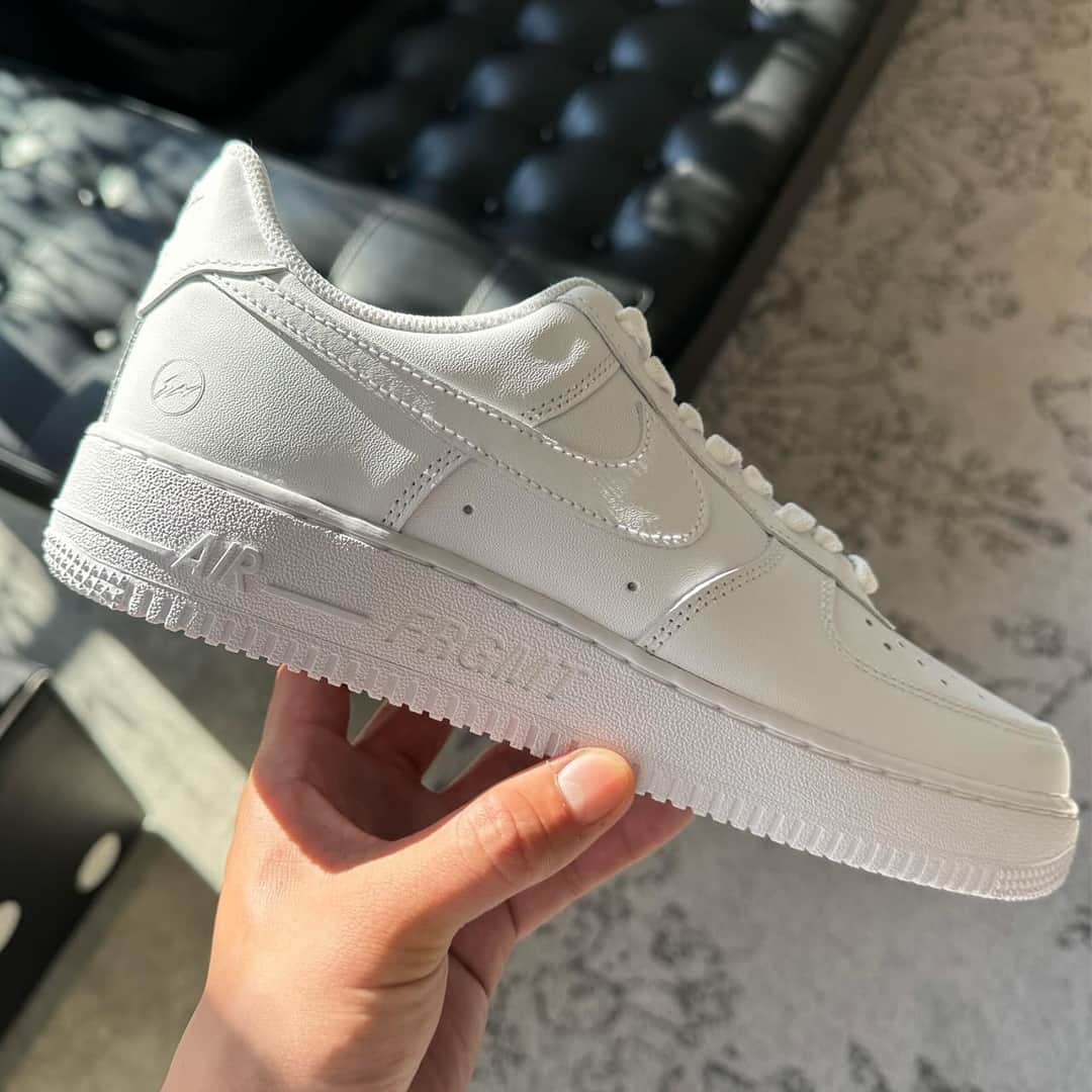 HYPEBEASTさんのインスタグラム写真 - (HYPEBEASTInstagram)「Get a first look at the fragment design x @nike Air Force 1 Low in “White.” Expected to release next year, the shoe strays away from @fujiwarahiroshi's usual mix of “White,” “Black,” and “Royal Blue,” and instead opts for a clean tonal white color scheme.⁠ ⁠ The kicks maintain the major design elements of the OG silhouette, keeping the usual leather construction and perforations at the toe box region along with mesh tongues. However, fragment details like the Lightning Bolt motif at the heels and “FRGMT” etched into the midsoles can be found throughout.⁠ ⁠ There is no official release date at the moment, so stay tuned in the meantime.⁠ Photo: @nari_x_x_x_」11月18日 16時00分 - hypebeast