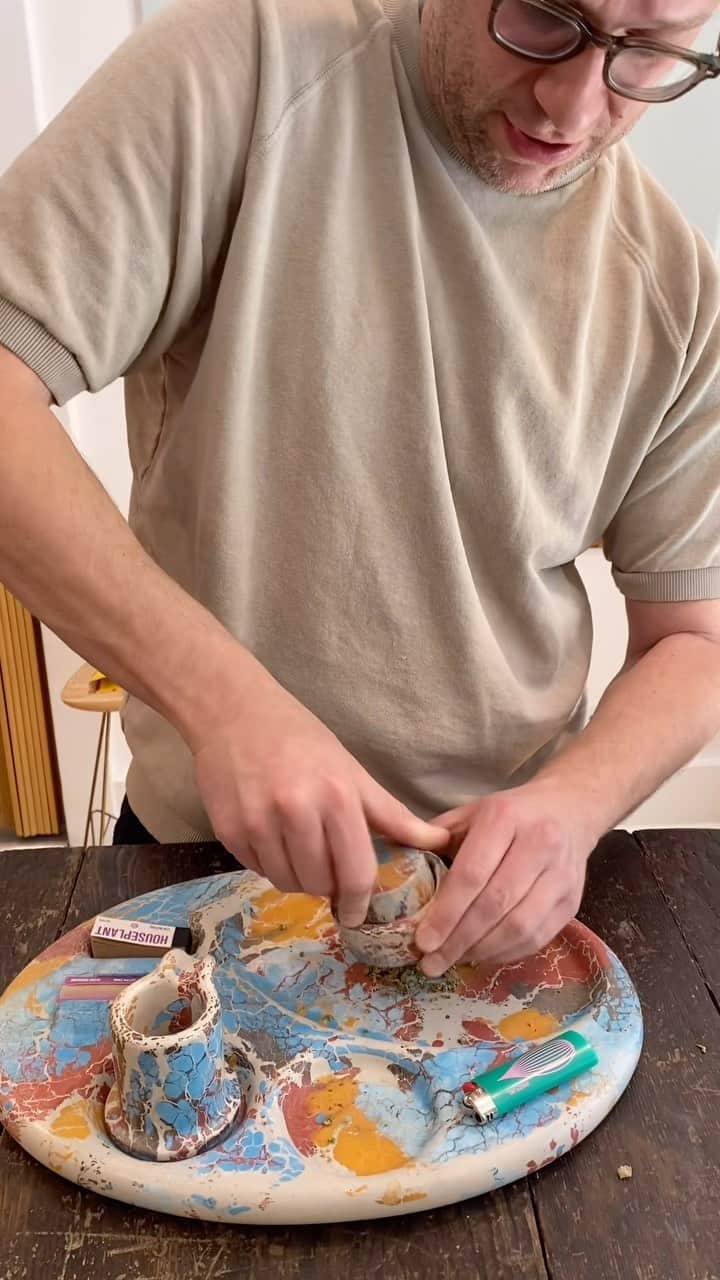 セス・ローゲンのインスタグラム：「The OG All-in-One Rolling Tray is back. It does everything!」