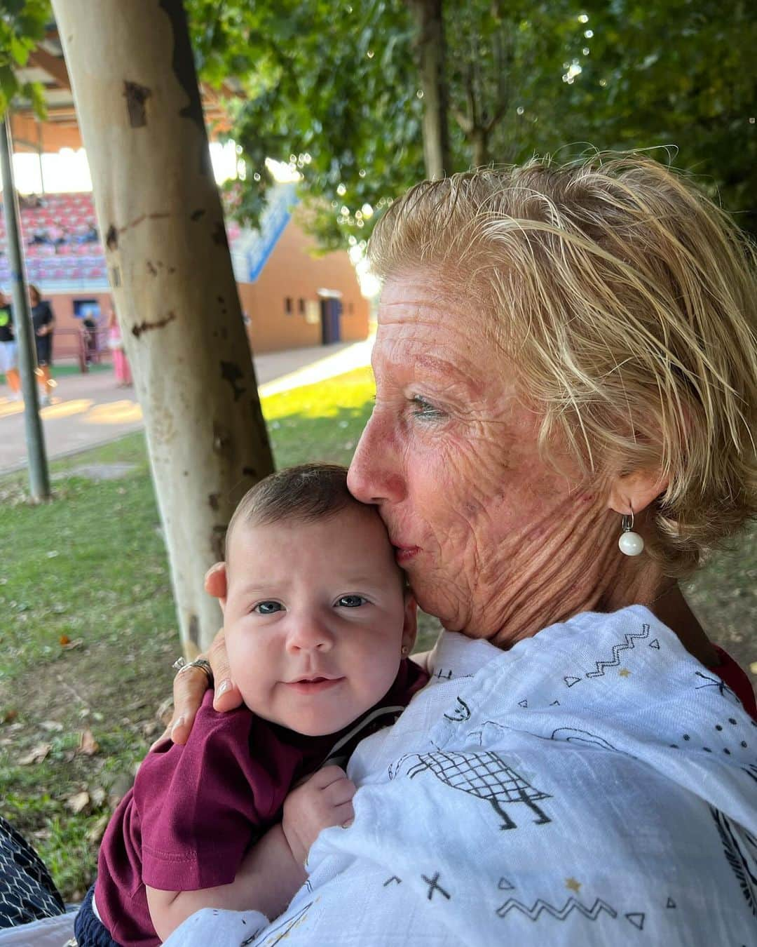 カルラ・スアレス・ナバロさんのインスタグラム写真 - (カルラ・スアレス・ナバロInstagram)「Ya sabía que eras la mejor madre del mundo y desde hace cinco meses también eres la mejor abuela del mundo. Muchas felicidades mami, te quiero mucho ❤️」11月19日 2時58分 - carlasuareznava