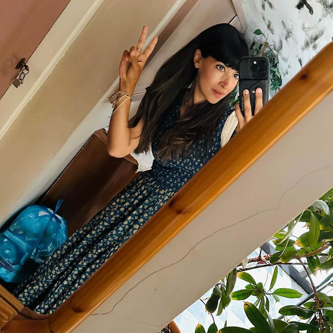 ハンナ・シモンのインスタグラム：「Looking cute next to a pile of trash is my new hi/lo fashion vibe.」