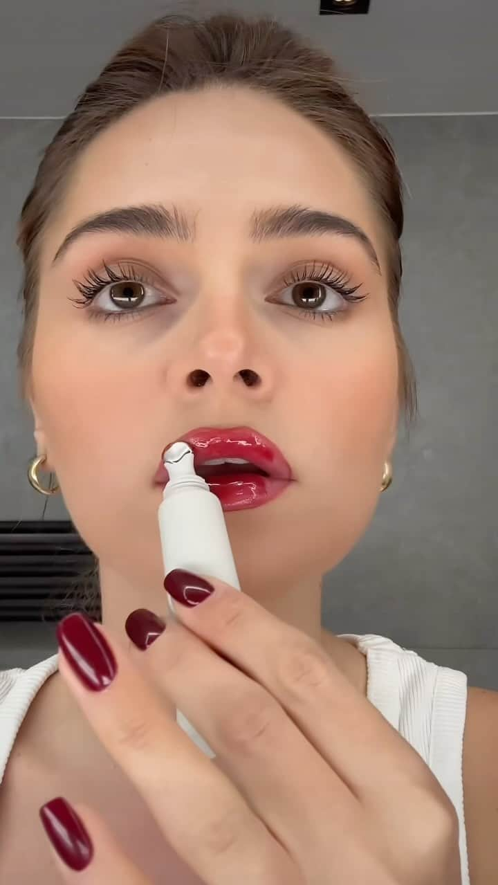 Jessy Hartelのインスタグラム：「Glossy red lips >>>>」