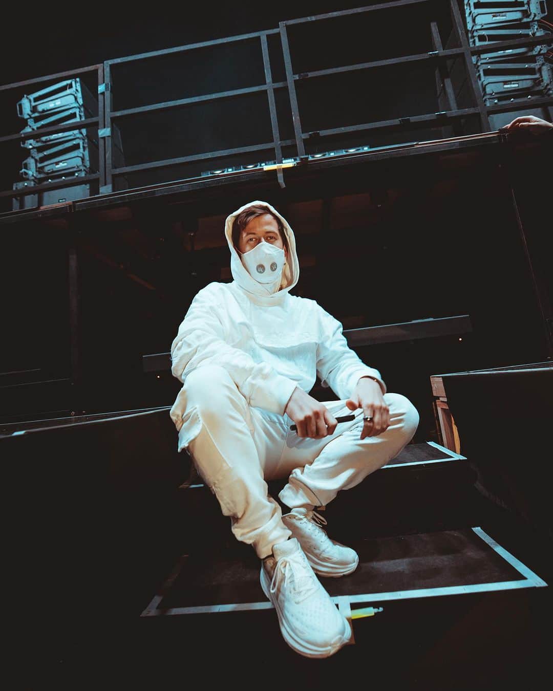 アラン・ウォーカーのインスタグラム：「Thank you for having me @leagueoflegends 🔥 Next stop… #walkerworld tour in China!」