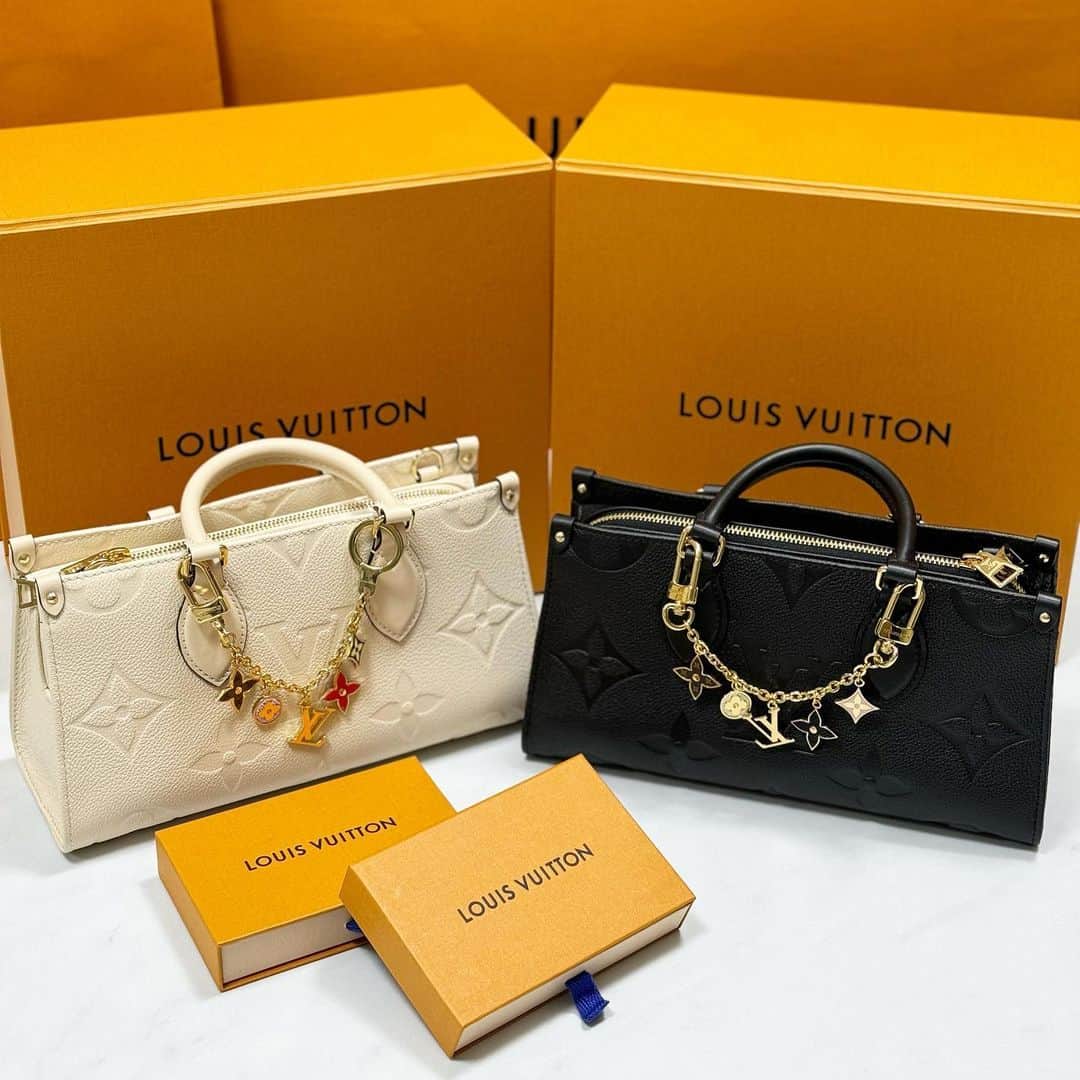 のインスタグラム：「【Happy🎂birthday㊗️】 . ちかの旦那さんから誕生日🎁で VUITTONのオンザゴーの👜を 頂きました😂🙏💓 ちかさんと色違いなんだよ✨ しかもチャームまで😭😭 ちゃっかりわたしまで高級👜頂いて 感謝しかない😭😭🙏 . 感謝100回言っても足りない🙏w 大切に使いますっ✨ . #vuitton  #louisvuitton  #オンザゴーew」