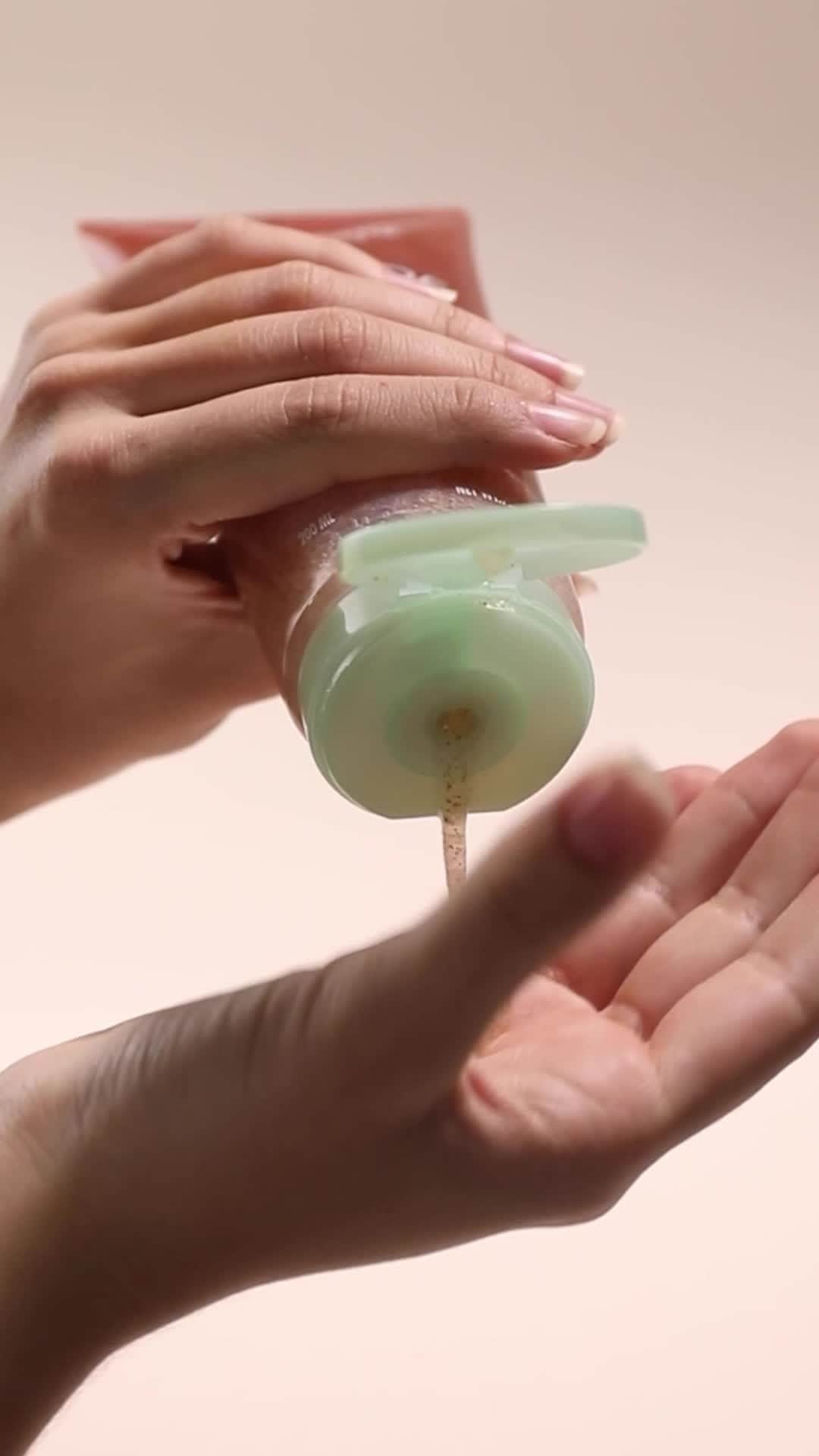 ロクシタンのインスタグラム：「Cleanse and exfoliate with this 2-in-1 Almond Shower Scrub. Massage over entire body while showering, working into an aromatic lather and rinse well.」