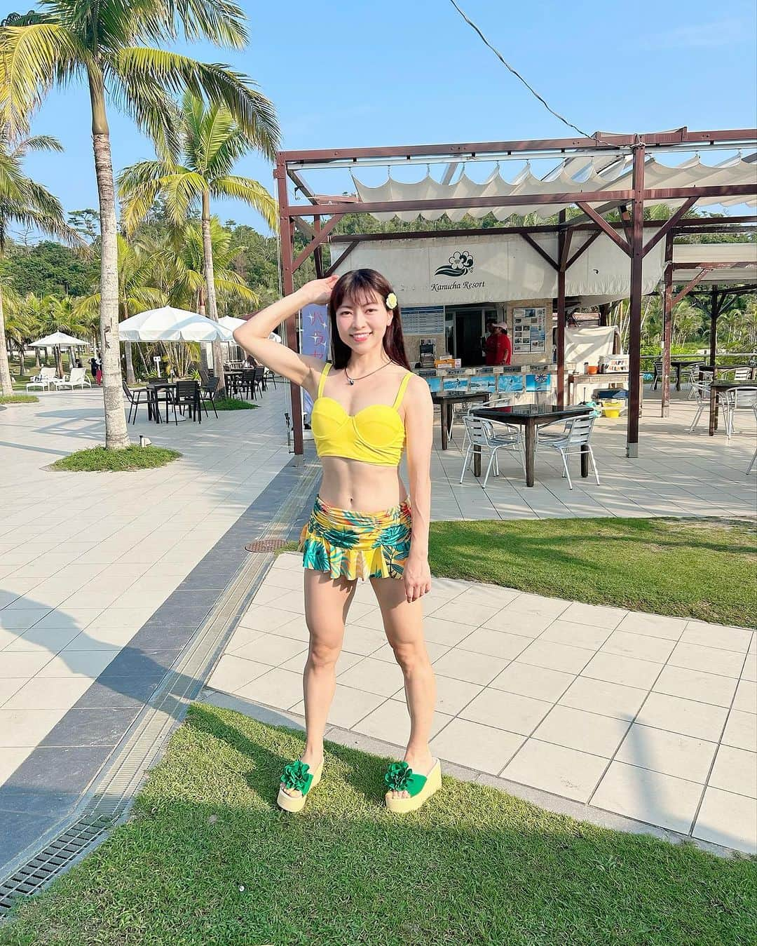 DJ MIYAさんのインスタグラム写真 - (DJ MIYAInstagram)「やっほーぉ🌺南国リゾートが大好きなMIYAです🏝️先月のカヌチャリゾート様の宿泊レポート続きです♡  まさに沖縄のビーチリゾートが感じられました🌺天気がこの日もよくて本当よかった  @kanucha_resort   【カヌチャビーチ編】  ホテルの目の前は美しい天然ビーチ♡🏖️ 大浦湾に面していて砂浜も歩いていてとても楽しかったです❤️17:50pm頃の夕陽が綺麗に見れて 感動しちゃった(^O^)  遊泳は禁止でしたが砂浜をお散歩できて良かったです♡  カヌチャアクアパークなどマリンアクティビティも充実しています⛱️  パラセーリング🪂楽しすぎた♡  ビーチ 海開き〜10/31までですでに終了しています  インドアプールで冬は楽しめるね*\(^o^)/*  冬の沖縄の雰囲気も大好きなのできっとカヌチャリゾートさんの冬も楽しそう❤️❤️  ◉総部屋数：295室  ◉駐車場:あり 300台 駐車料金は1滞在1500円 ◉プール3ヶ所あり  カヌチャリゾート カヌチャベイホテル＆ヴィラズ／カヌチャゴルフコース 〒905-2263沖縄県名護市字安部156-2  TEL:0570-018880  空港より沖縄自動車道利用で車で約80分、美ら海水族館まで車で約50分、古宇利島まで車で約60分  https://www.kanucha.jp  撮影日:16.Oct.2023  PRで宿泊させて頂いております  #KanuchaResort  #カヌチャリゾート #カヌチャベイホテル #沖縄 #沖縄旅行 #名護市  #名護 #沖縄リゾート #リゾート #ホテル #沖縄県 #リゾートホテル #沖縄観光 #トラベル #トラベラー #ホテルステイ #ホテル #南国リゾート #ビーチリゾート #沖縄北部 #沖縄Trip #沖縄好き #沖縄観光スポット #旅行記 #トラベラー #トラベルインフルエンサー #ビーチリゾート #ラグジュアリーホテル  #マイトリップMIYA #水着コーデ #ビーチ #沖縄の海が好き #砂浜散歩」11月19日 1時26分 - dj_miya