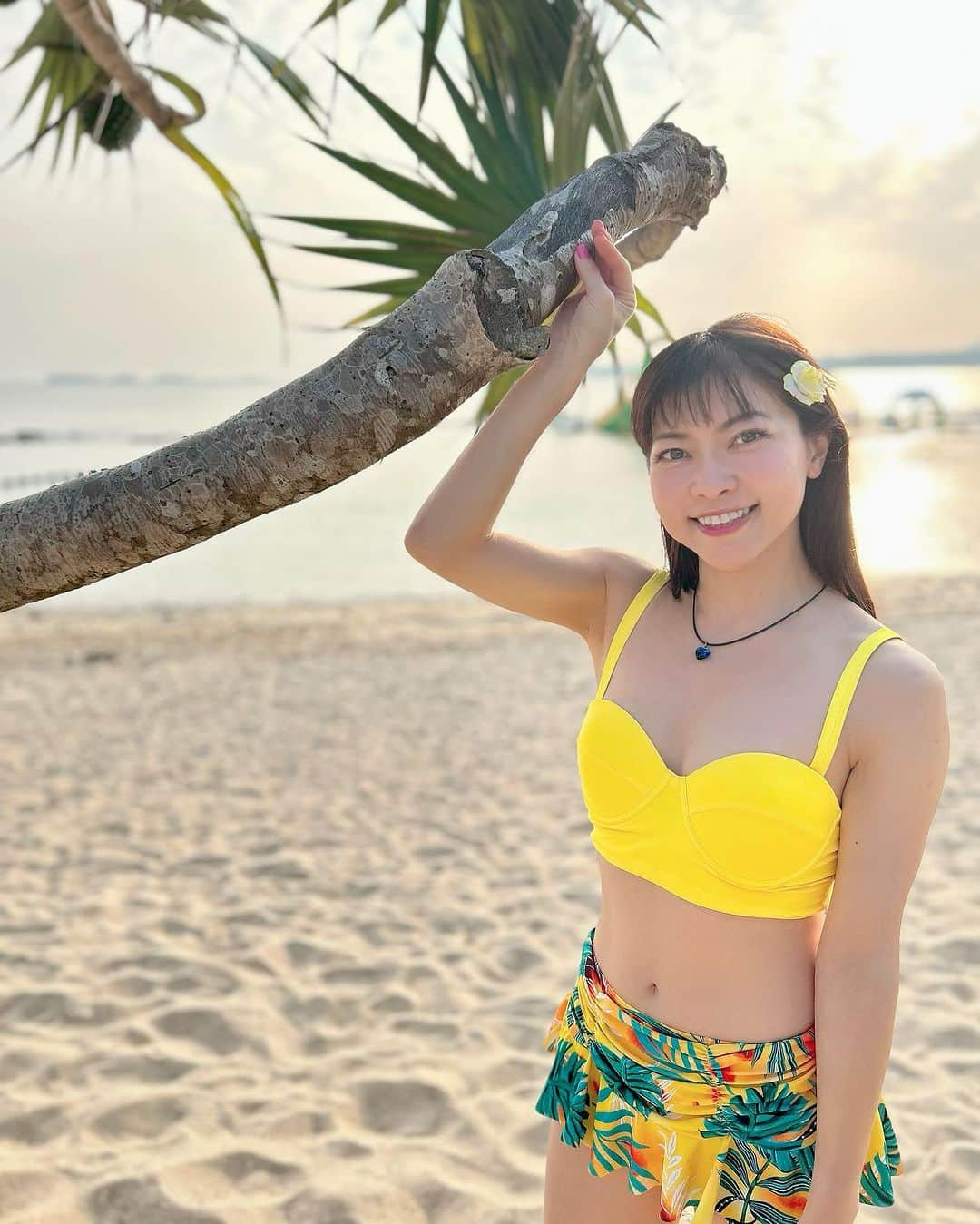 DJ MIYAさんのインスタグラム写真 - (DJ MIYAInstagram)「やっほーぉ🌺南国リゾートが大好きなMIYAです🏝️先月のカヌチャリゾート様の宿泊レポート続きです♡  まさに沖縄のビーチリゾートが感じられました🌺天気がこの日もよくて本当よかった  @kanucha_resort   【カヌチャビーチ編】  ホテルの目の前は美しい天然ビーチ♡🏖️ 大浦湾に面していて砂浜も歩いていてとても楽しかったです❤️17:50pm頃の夕陽が綺麗に見れて 感動しちゃった(^O^)  遊泳は禁止でしたが砂浜をお散歩できて良かったです♡  カヌチャアクアパークなどマリンアクティビティも充実しています⛱️  パラセーリング🪂楽しすぎた♡  ビーチ 海開き〜10/31までですでに終了しています  インドアプールで冬は楽しめるね*\(^o^)/*  冬の沖縄の雰囲気も大好きなのできっとカヌチャリゾートさんの冬も楽しそう❤️❤️  ◉総部屋数：295室  ◉駐車場:あり 300台 駐車料金は1滞在1500円 ◉プール3ヶ所あり  カヌチャリゾート カヌチャベイホテル＆ヴィラズ／カヌチャゴルフコース 〒905-2263沖縄県名護市字安部156-2  TEL:0570-018880  空港より沖縄自動車道利用で車で約80分、美ら海水族館まで車で約50分、古宇利島まで車で約60分  https://www.kanucha.jp  撮影日:16.Oct.2023  PRで宿泊させて頂いております  #KanuchaResort  #カヌチャリゾート #カヌチャベイホテル #沖縄 #沖縄旅行 #名護市  #名護 #沖縄リゾート #リゾート #ホテル #沖縄県 #リゾートホテル #沖縄観光 #トラベル #トラベラー #ホテルステイ #ホテル #南国リゾート #ビーチリゾート #沖縄北部 #沖縄Trip #沖縄好き #沖縄観光スポット #旅行記 #トラベラー #トラベルインフルエンサー #ビーチリゾート #ラグジュアリーホテル  #マイトリップMIYA #水着コーデ #ビーチ #沖縄の海が好き #砂浜散歩」11月19日 1時26分 - dj_miya