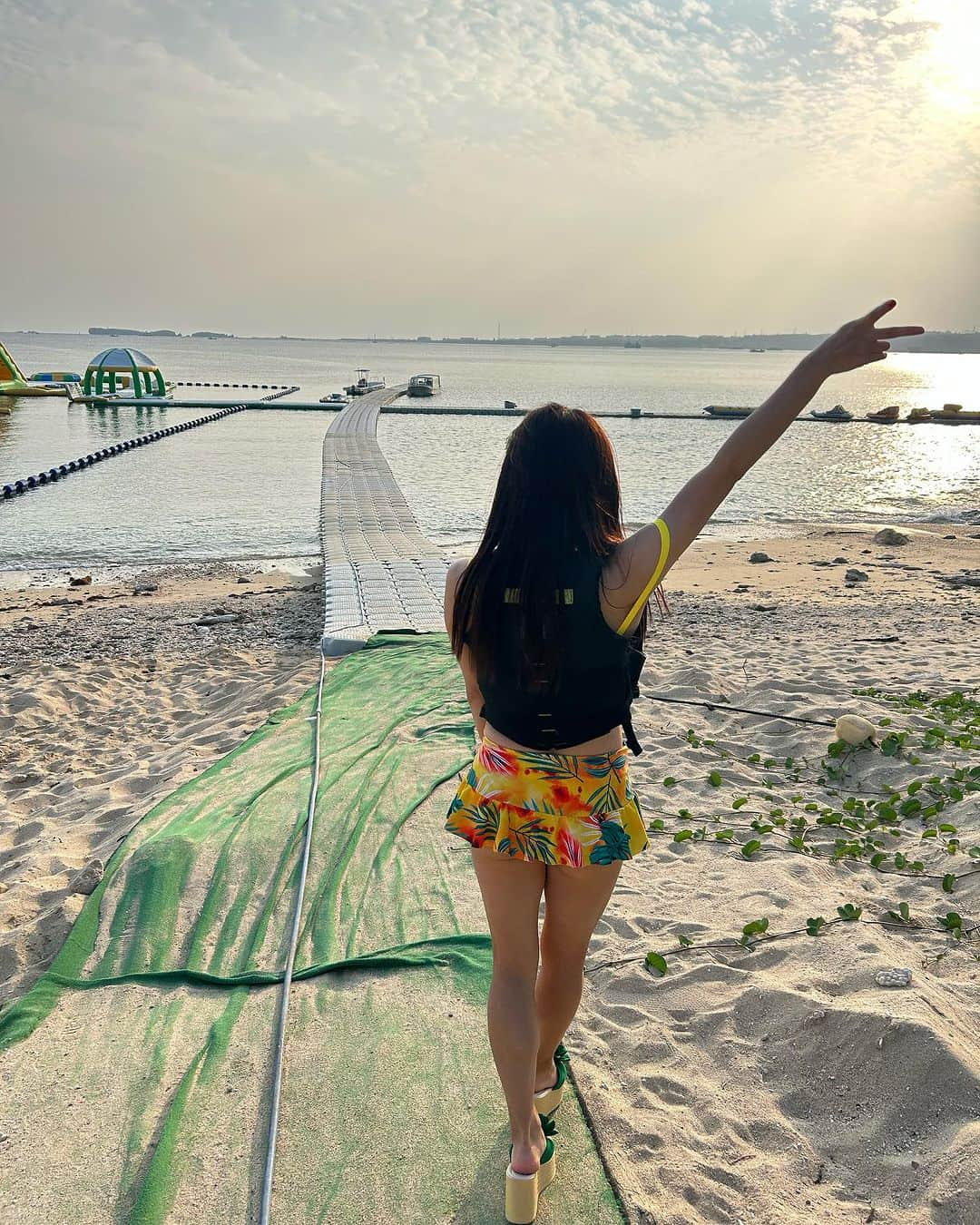 DJ MIYAさんのインスタグラム写真 - (DJ MIYAInstagram)「やっほーぉ🌺南国リゾートが大好きなMIYAです🏝️先月のカヌチャリゾート様の宿泊レポート続きです♡  まさに沖縄のビーチリゾートが感じられました🌺天気がこの日もよくて本当よかった  @kanucha_resort   【カヌチャビーチ編】  ホテルの目の前は美しい天然ビーチ♡🏖️ 大浦湾に面していて砂浜も歩いていてとても楽しかったです❤️17:50pm頃の夕陽が綺麗に見れて 感動しちゃった(^O^)  遊泳は禁止でしたが砂浜をお散歩できて良かったです♡  カヌチャアクアパークなどマリンアクティビティも充実しています⛱️  パラセーリング🪂楽しすぎた♡  ビーチ 海開き〜10/31までですでに終了しています  インドアプールで冬は楽しめるね*\(^o^)/*  冬の沖縄の雰囲気も大好きなのできっとカヌチャリゾートさんの冬も楽しそう❤️❤️  ◉総部屋数：295室  ◉駐車場:あり 300台 駐車料金は1滞在1500円 ◉プール3ヶ所あり  カヌチャリゾート カヌチャベイホテル＆ヴィラズ／カヌチャゴルフコース 〒905-2263沖縄県名護市字安部156-2  TEL:0570-018880  空港より沖縄自動車道利用で車で約80分、美ら海水族館まで車で約50分、古宇利島まで車で約60分  https://www.kanucha.jp  撮影日:16.Oct.2023  PRで宿泊させて頂いております  #KanuchaResort  #カヌチャリゾート #カヌチャベイホテル #沖縄 #沖縄旅行 #名護市  #名護 #沖縄リゾート #リゾート #ホテル #沖縄県 #リゾートホテル #沖縄観光 #トラベル #トラベラー #ホテルステイ #ホテル #南国リゾート #ビーチリゾート #沖縄北部 #沖縄Trip #沖縄好き #沖縄観光スポット #旅行記 #トラベラー #トラベルインフルエンサー #ビーチリゾート #ラグジュアリーホテル  #マイトリップMIYA #水着コーデ #ビーチ #沖縄の海が好き #砂浜散歩」11月19日 1時26分 - dj_miya