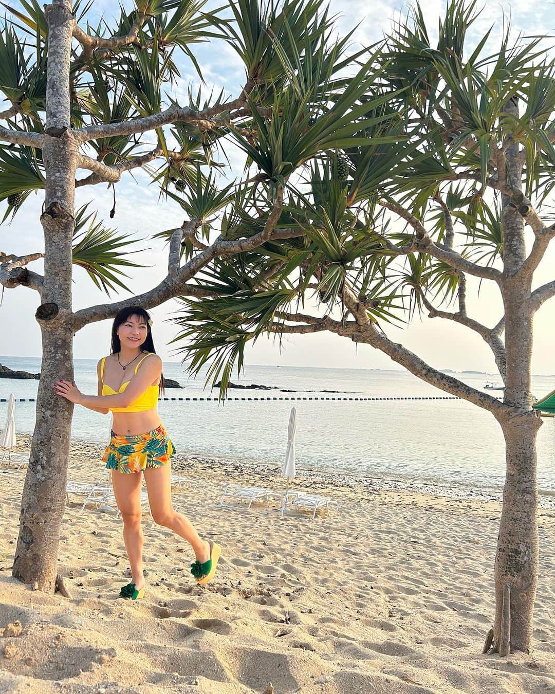 DJ MIYAさんのインスタグラム写真 - (DJ MIYAInstagram)「やっほーぉ🌺南国リゾートが大好きなMIYAです🏝️先月のカヌチャリゾート様の宿泊レポート続きです♡  まさに沖縄のビーチリゾートが感じられました🌺天気がこの日もよくて本当よかった  @kanucha_resort   【カヌチャビーチ編】  ホテルの目の前は美しい天然ビーチ♡🏖️ 大浦湾に面していて砂浜も歩いていてとても楽しかったです❤️17:50pm頃の夕陽が綺麗に見れて 感動しちゃった(^O^)  遊泳は禁止でしたが砂浜をお散歩できて良かったです♡  カヌチャアクアパークなどマリンアクティビティも充実しています⛱️  パラセーリング🪂楽しすぎた♡  ビーチ 海開き〜10/31までですでに終了しています  インドアプールで冬は楽しめるね*\(^o^)/*  冬の沖縄の雰囲気も大好きなのできっとカヌチャリゾートさんの冬も楽しそう❤️❤️  ◉総部屋数：295室  ◉駐車場:あり 300台 駐車料金は1滞在1500円 ◉プール3ヶ所あり  カヌチャリゾート カヌチャベイホテル＆ヴィラズ／カヌチャゴルフコース 〒905-2263沖縄県名護市字安部156-2  TEL:0570-018880  空港より沖縄自動車道利用で車で約80分、美ら海水族館まで車で約50分、古宇利島まで車で約60分  https://www.kanucha.jp  撮影日:16.Oct.2023  PRで宿泊させて頂いております  #KanuchaResort  #カヌチャリゾート #カヌチャベイホテル #沖縄 #沖縄旅行 #名護市  #名護 #沖縄リゾート #リゾート #ホテル #沖縄県 #リゾートホテル #沖縄観光 #トラベル #トラベラー #ホテルステイ #ホテル #南国リゾート #ビーチリゾート #沖縄北部 #沖縄Trip #沖縄好き #沖縄観光スポット #旅行記 #トラベラー #トラベルインフルエンサー #ビーチリゾート #ラグジュアリーホテル  #マイトリップMIYA #水着コーデ #ビーチ #沖縄の海が好き #砂浜散歩」11月19日 1時26分 - dj_miya