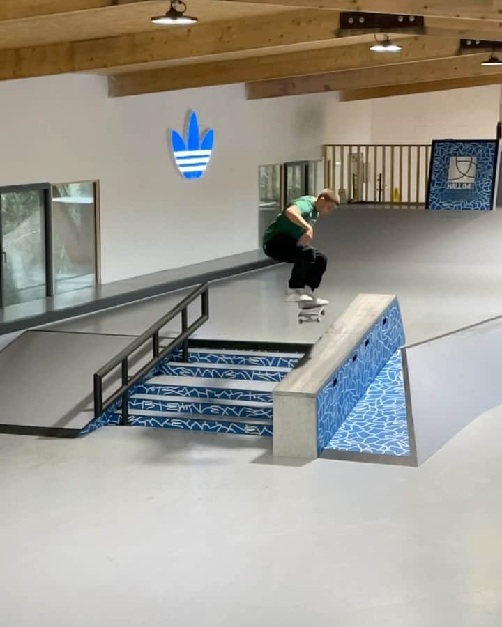 ヴィンセント・ミルウ のインスタグラム：「ANKLE IS FINALY BACK Happy to be home and skate again 💫」