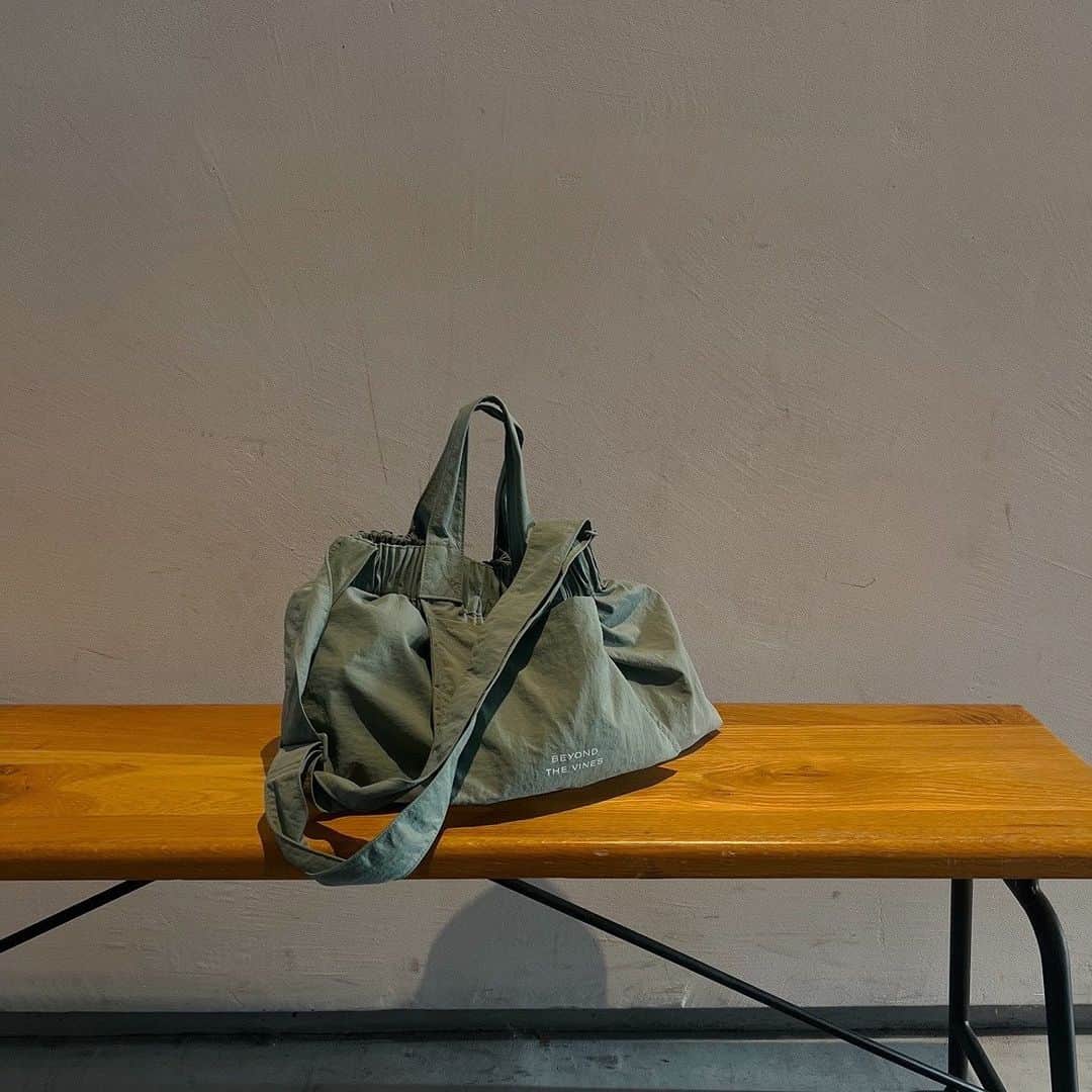 吉河唯さんのインスタグラム写真 - (吉河唯Instagram)「🧡 @beyondthevines   Dumpling Bag / XS これがまぁ使いやすすぎて XLも検討中 🤔  軽いし(ほぼ空気) 荷物たくさん入るし たぶん使い方は マザーズバッグとしてじゃ ないと思うけど めちゃ使い勝手よい 😂🫶  #beyondthevines #gifted」11月19日 1時31分 - yui_yoshikawa