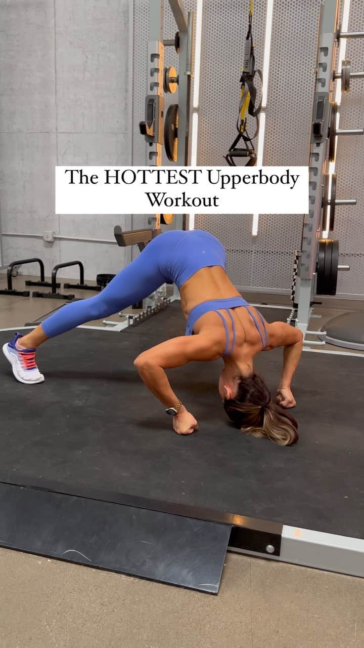 Alexia Clarkのインスタグラム：「Are you looking for a REALLY good upper body workout? I’m telling you guys this one is absolutely insane! I was so sore! If@you cant do push-ups substitute it with a forearm plank rock (rock forward like your trying to touch your shoulders to the ground.   Here’s how you do it!  1. 10-15 reps  2. 60 seconds (this one burns your upper tricep and delts like crazy!)  3. 10-15 reps  5 rounds   www.alexia-clark.com   #bodyweight #workout #fitness #shoulders」