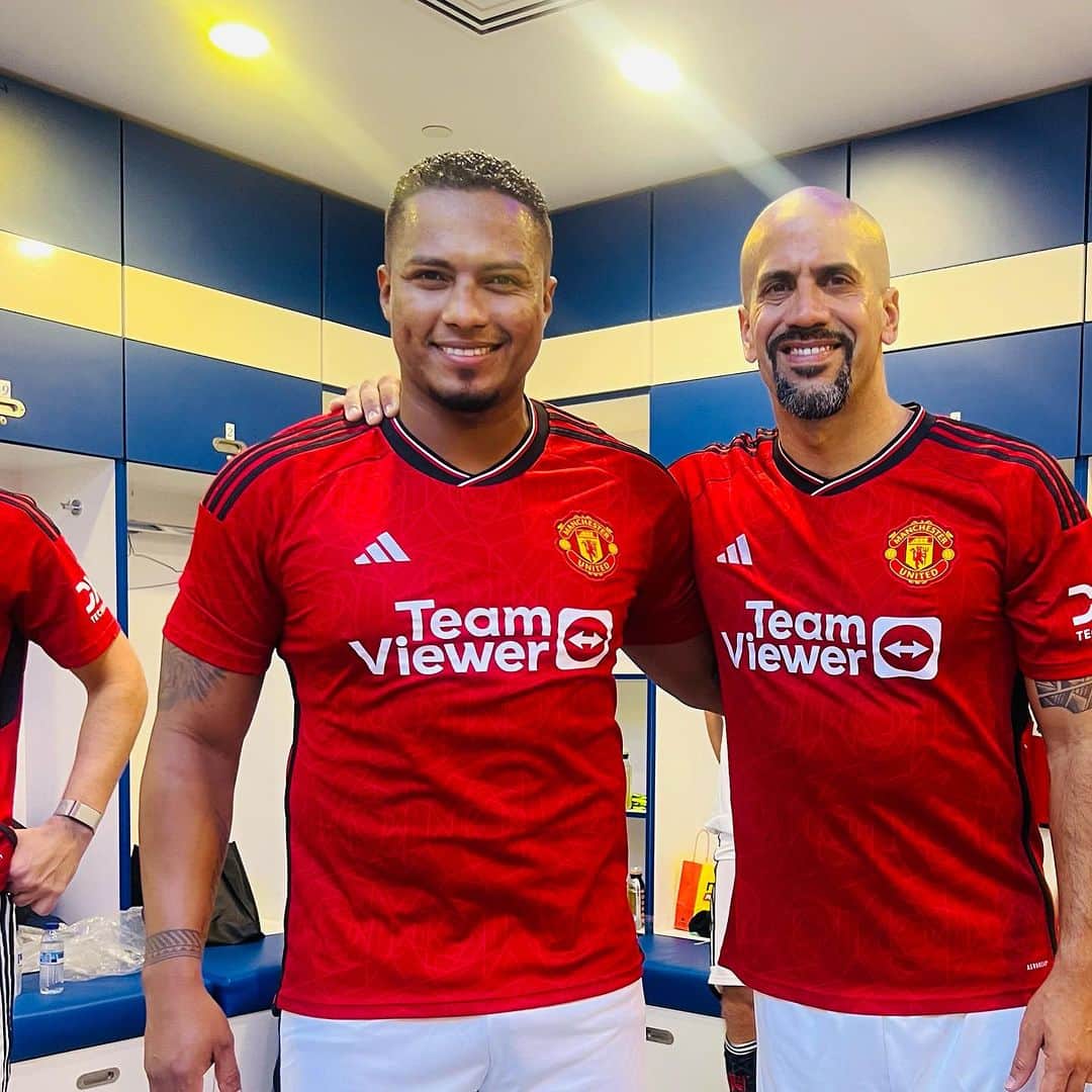 アントニオ・バレンシアのインスタグラム：「Me encontré con este gran jugador @juansebastian.veron ⚽️⚽️」