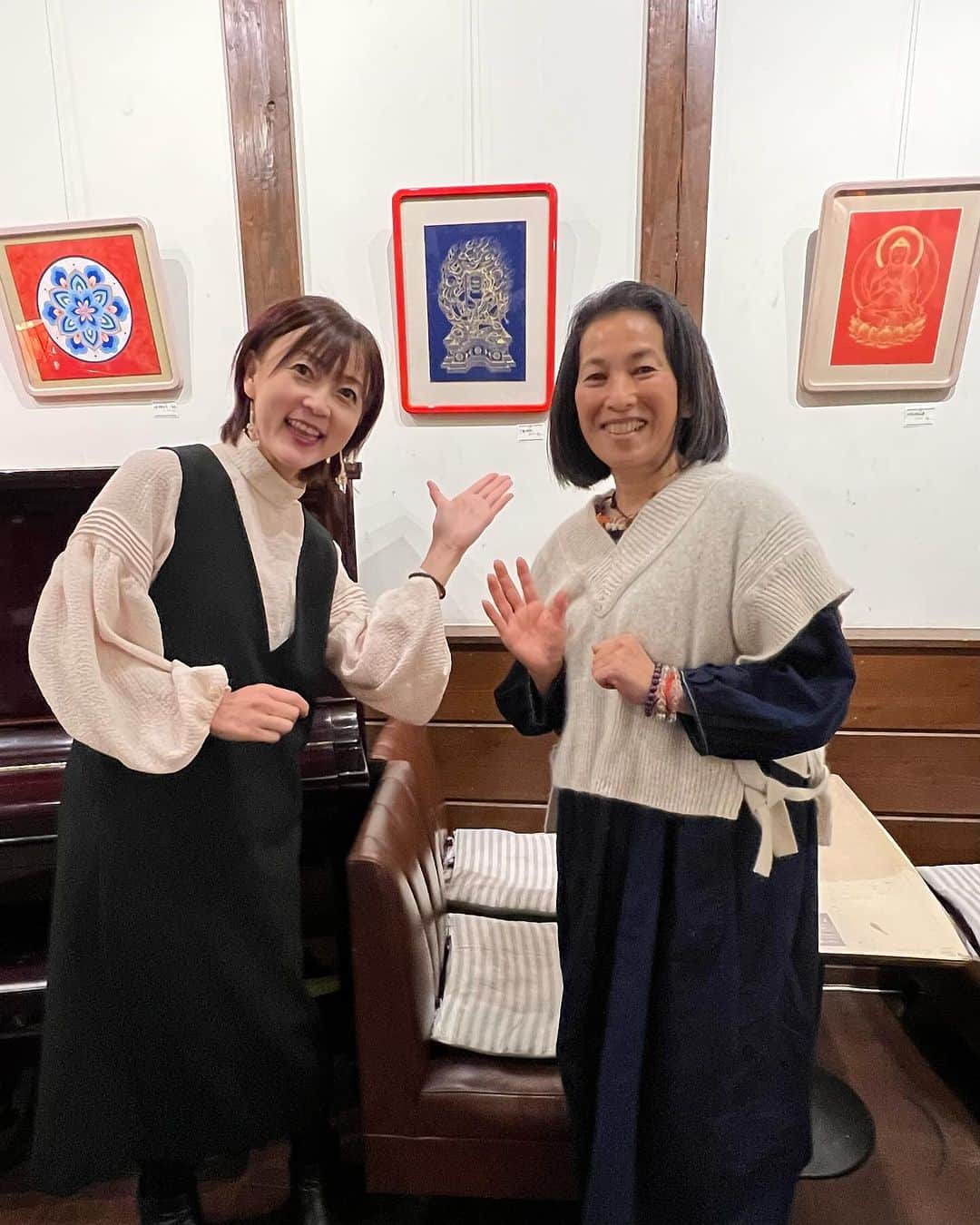 川田御早希のインスタグラム：「仏画師☆寺田しのぶさんの仏画展へ！しのぶさんと新作前で記念撮影☆ プチ仏画体験ワークショップでは、私は不動明王を選び、しのぶさんの下絵の上をサインペン等でなぞっていきます☆」