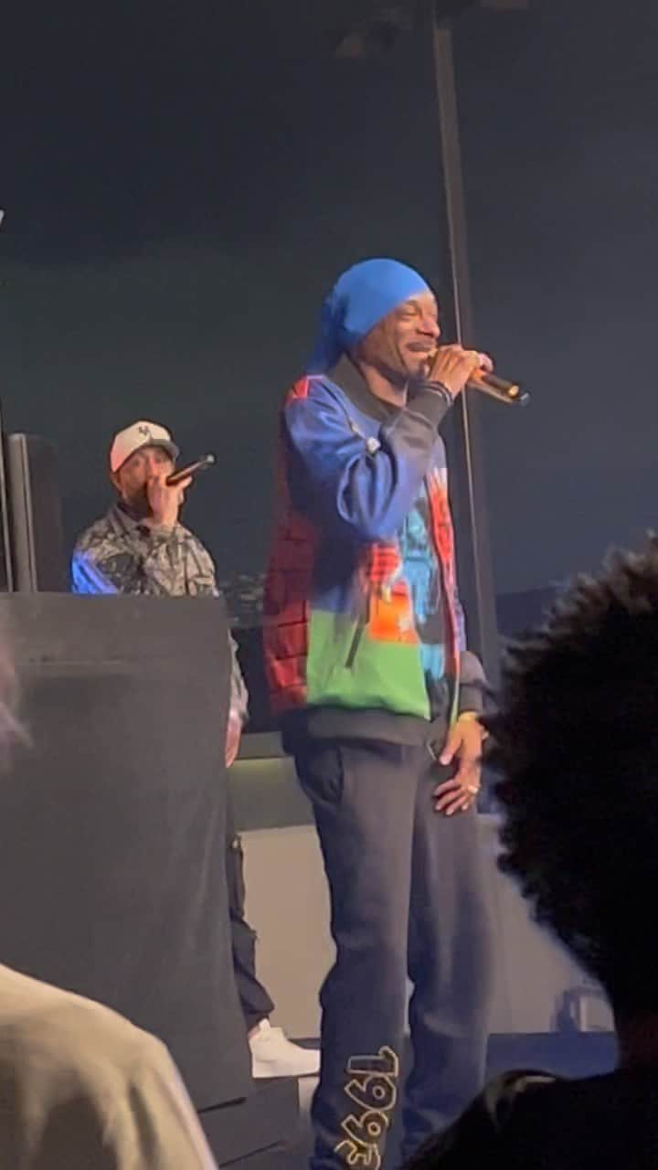 スヌープ・ドッグのインスタグラム：「#SnoopDogg celebrates 30 years of #DoggyStyle 🔥 Comment your favorite song off the legendary album👇🏽#GinandJuice 📸: @shirju」