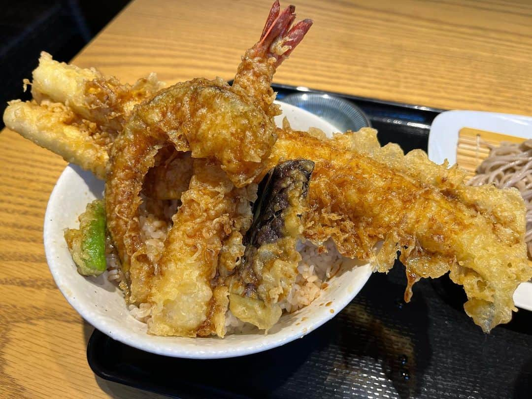 小川満鈴のインスタグラム：「.·˖*✩⡱ 大好きな天丼とお蕎麦🤤 大きな穴子がとっても存在感あって食べ応えもあるよ❤️ PR @tsukiji_yabusoba #江戸前そば #揚げたて天ぷら #サクサク天ぷら #大きな穴子 #築地薮そば #築地 #天丼 #お蕎麦 #蕎麦 #蕎麦スタグラム #蕎麦好き #蕎麦好きな人と繋がりたい #天ぷら #大根おろし #ボリューム満点 #江戸前」