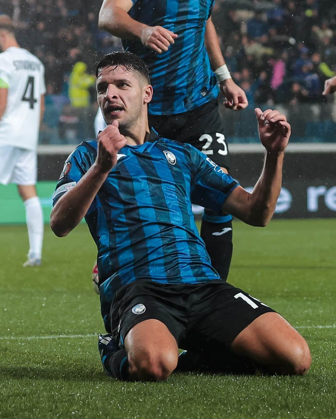 アタランタBCのインスタグラム：「Capitan @djimsitiberat guiderà l’Albania a EURO 2024! 🇦🇱 Congratulazioni Berat 🖤💙  Sliding into #EURO2024 like… 🇦🇱 Congratulations, captain Berat! 🤩  #GoAtalantaGo ⚫️🔵」