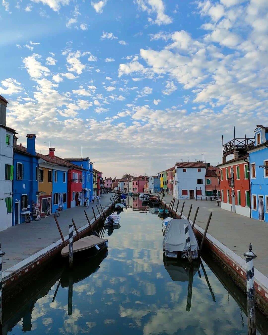 myumyuさんのインスタグラム写真 - (myumyuInstagram)「カラフルな町#ブラーノ島   ドレスと同じ色の家並びみつけた💛💚🩷(3,4枚目)  ベネチア本島から定期便が出ていて 乗り放題パスでも乗れるよ(片道40分) 詳しくはVeniceのハイライトに載せました♡  #Italia#Italy#italytravel#italytrip#Venezia#Venice#veniceitaly#venicetravel#Marriott#イタリア#イタリア旅行#女子旅#ベネチア#ベニス#マリオット#旅行#旅#旅行好き#海外旅行#海外旅行好きな人と繋がりたい#海外旅行大好き#旅行好き#traveler#travelgram#travelawesome#travellover#Burano#buranoitaly#buranoisland#buranocolors」11月19日 20時10分 - myumyu_travel_bikini