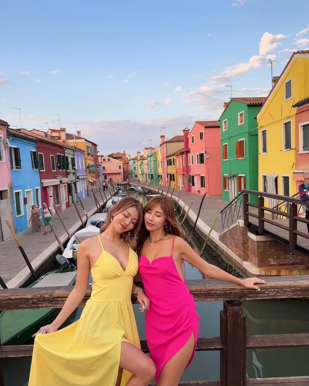 myumyuさんのインスタグラム写真 - (myumyuInstagram)「カラフルな町#ブラーノ島   ドレスと同じ色の家並びみつけた💛💚🩷(3,4枚目)  ベネチア本島から定期便が出ていて 乗り放題パスでも乗れるよ(片道40分) 詳しくはVeniceのハイライトに載せました♡  #Italia#Italy#italytravel#italytrip#Venezia#Venice#veniceitaly#venicetravel#Marriott#イタリア#イタリア旅行#女子旅#ベネチア#ベニス#マリオット#旅行#旅#旅行好き#海外旅行#海外旅行好きな人と繋がりたい#海外旅行大好き#旅行好き#traveler#travelgram#travelawesome#travellover#Burano#buranoitaly#buranoisland#buranocolors」11月19日 20時10分 - myumyu_travel_bikini